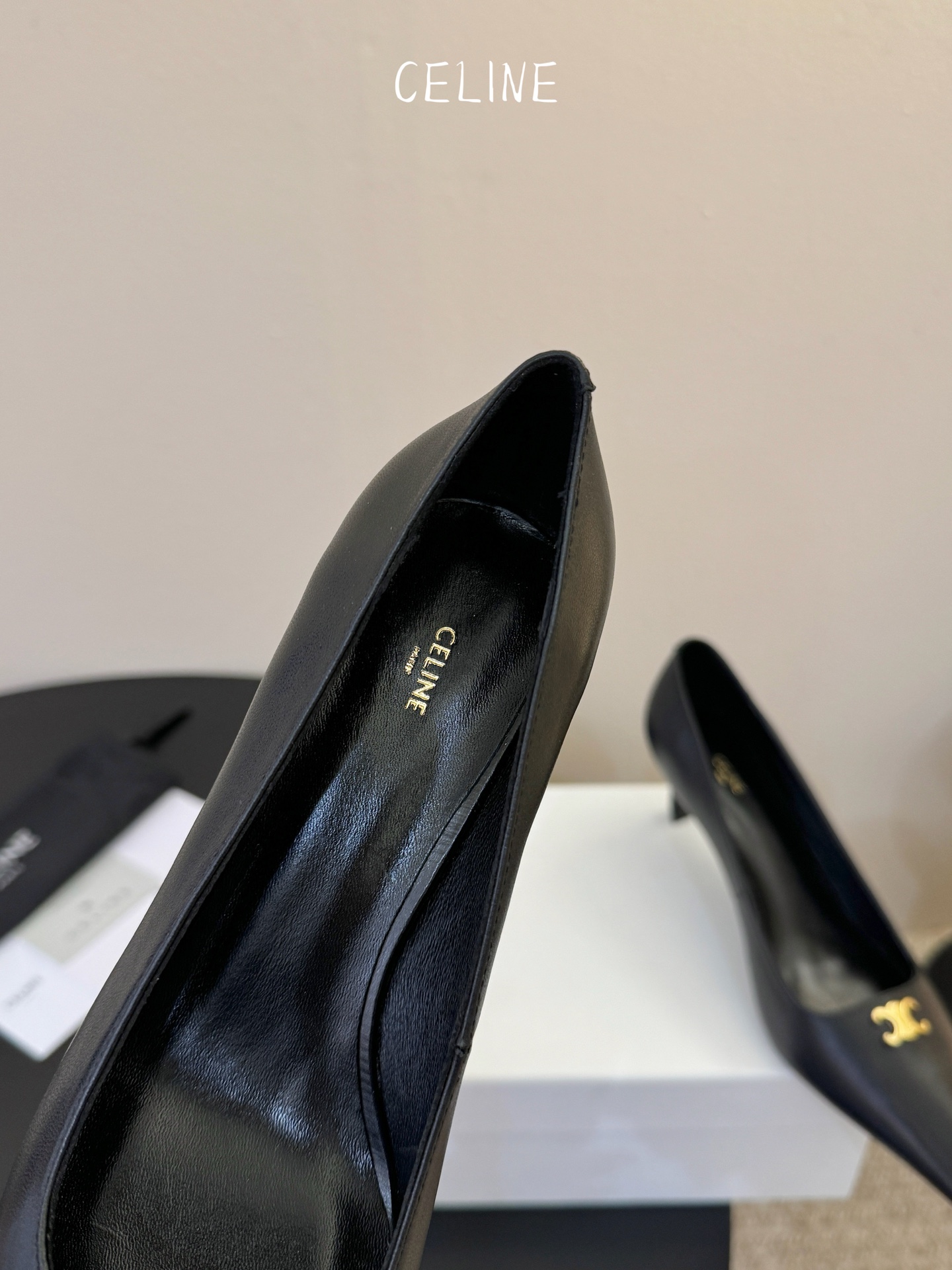 CELINE思琳2026春夏最新凯旋门走秀款 时装鞋 超多网红时尚博主种草 高级感舒适，配女神们的半身裙