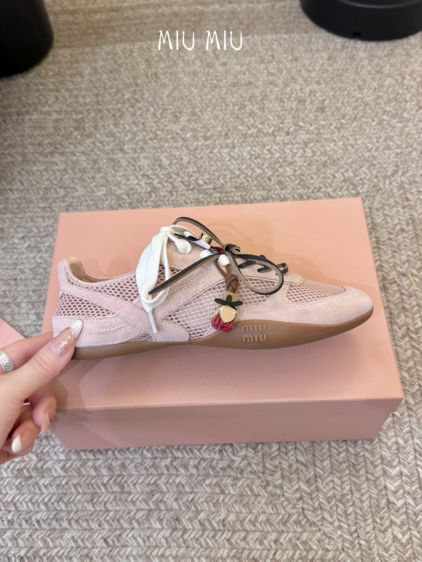 MiuMiu缪缪春夏最新走秀款薄底鞋 休闲鞋 超多明星网红种草 国内外博主刷爆的一款 小红书种草系列 复