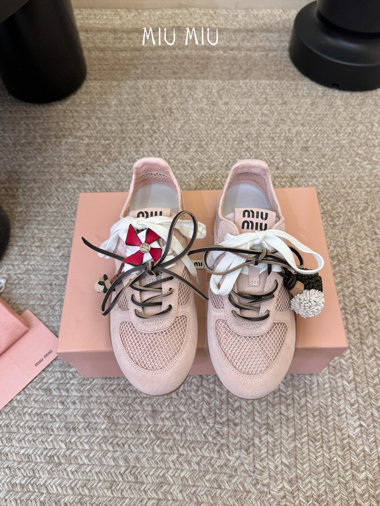 MiuMiu缪缪春夏最新走秀款薄底鞋 休闲鞋 超多明星网红种草 国内外博主刷爆的一款 小红书种草系列 复