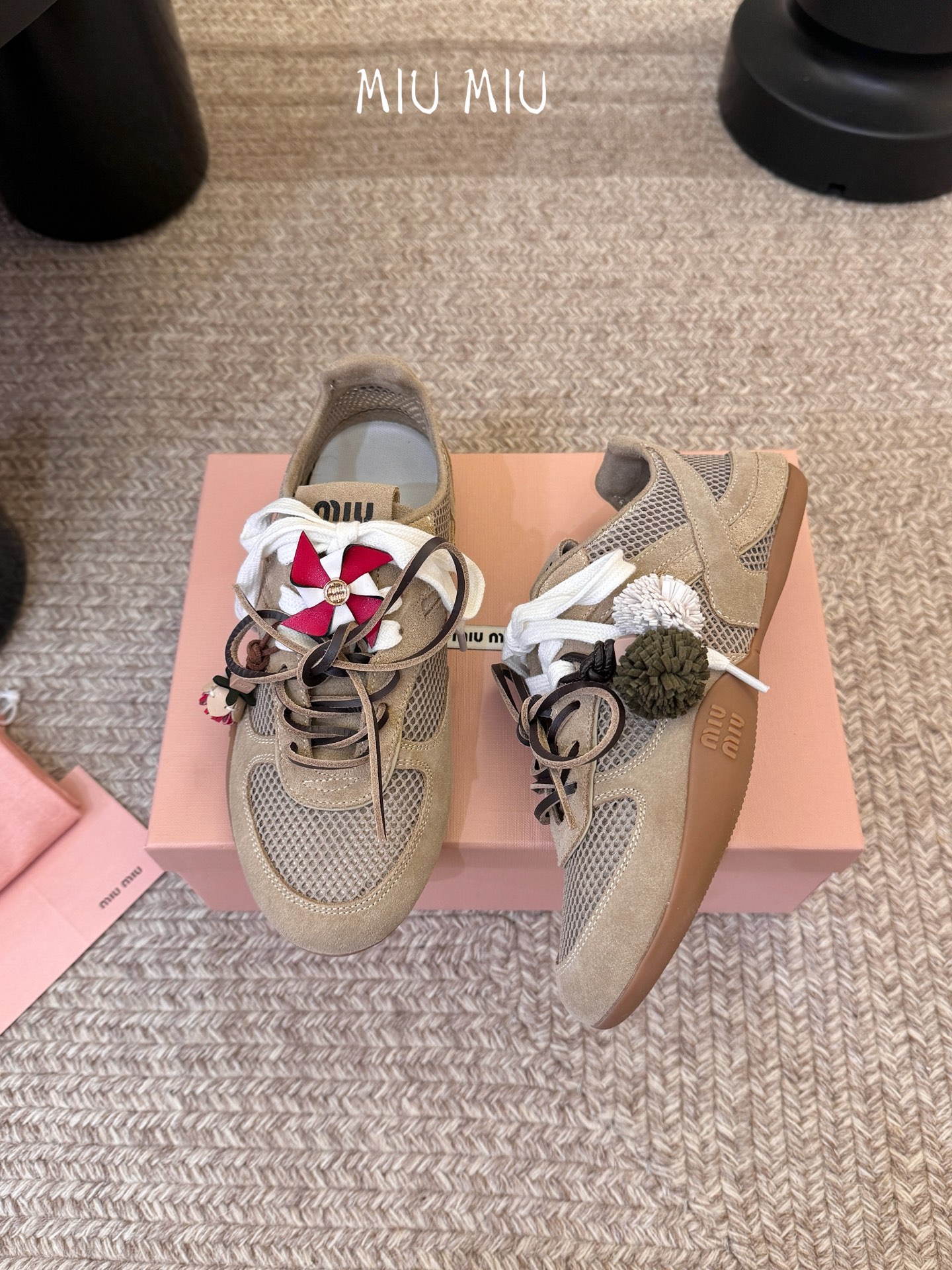 MiuMiu缪缪春夏最新走秀款薄底鞋 休闲鞋 超多明星网红种草 国内外博主刷爆的一款 小红书种草系列 复