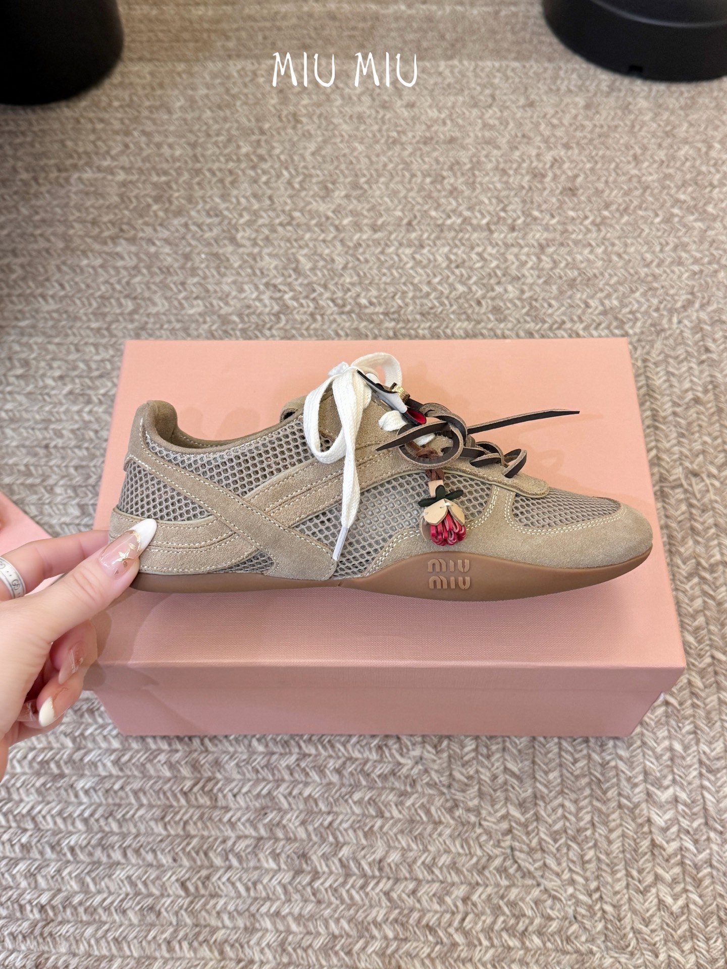 MiuMiu缪缪春夏最新走秀款薄底鞋 休闲鞋 超多明星网红种草 国内外博主刷爆的一款 小红书种草系列 复