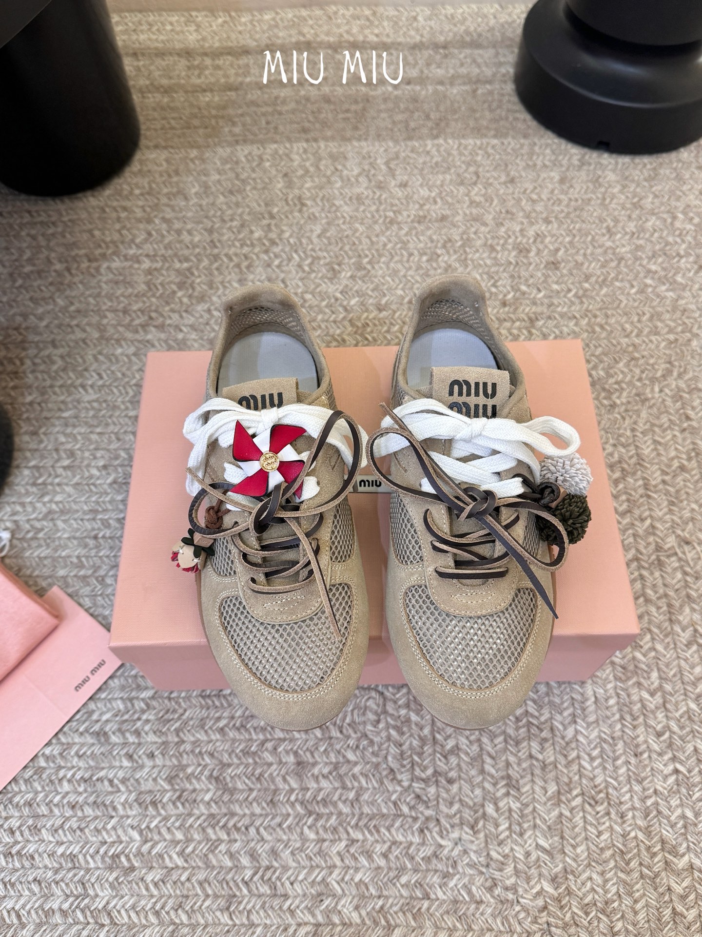 MiuMiu缪缪春夏最新走秀款薄底鞋 休闲鞋 超多明星网红种草 国内外博主刷爆的一款 小红书种草系列 复