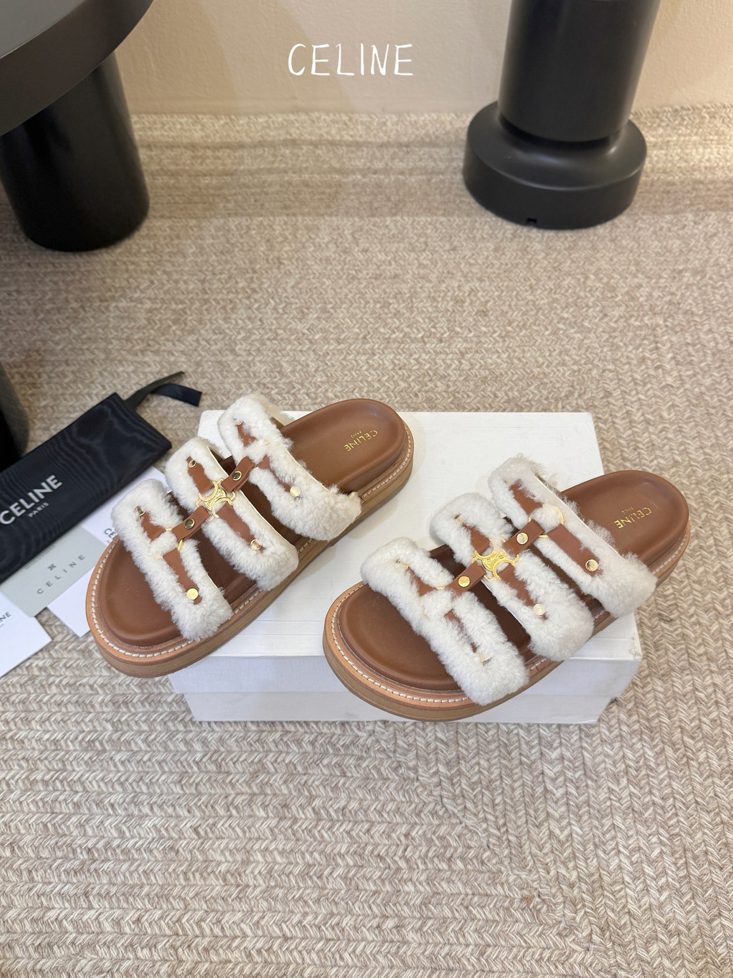 CELINE塞琳 春夏新款凯旋门英伦风平底微标凉鞋拖鞋🔝简约大气时髦👍耐看不过时😍是时尚圈永不退潮的经典