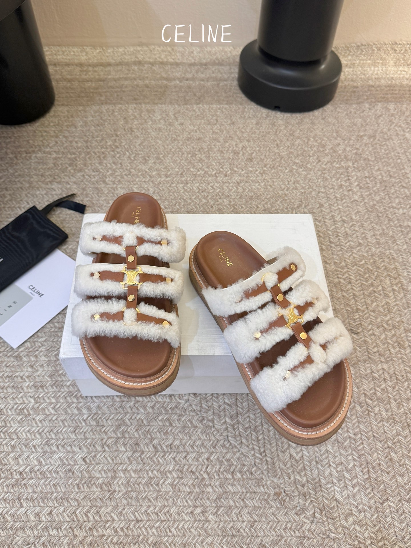 CELINE塞琳 春夏新款凯旋门英伦风平底微标凉鞋拖鞋🔝简约大气时髦👍耐看不过时😍是时尚圈永不退潮的经典