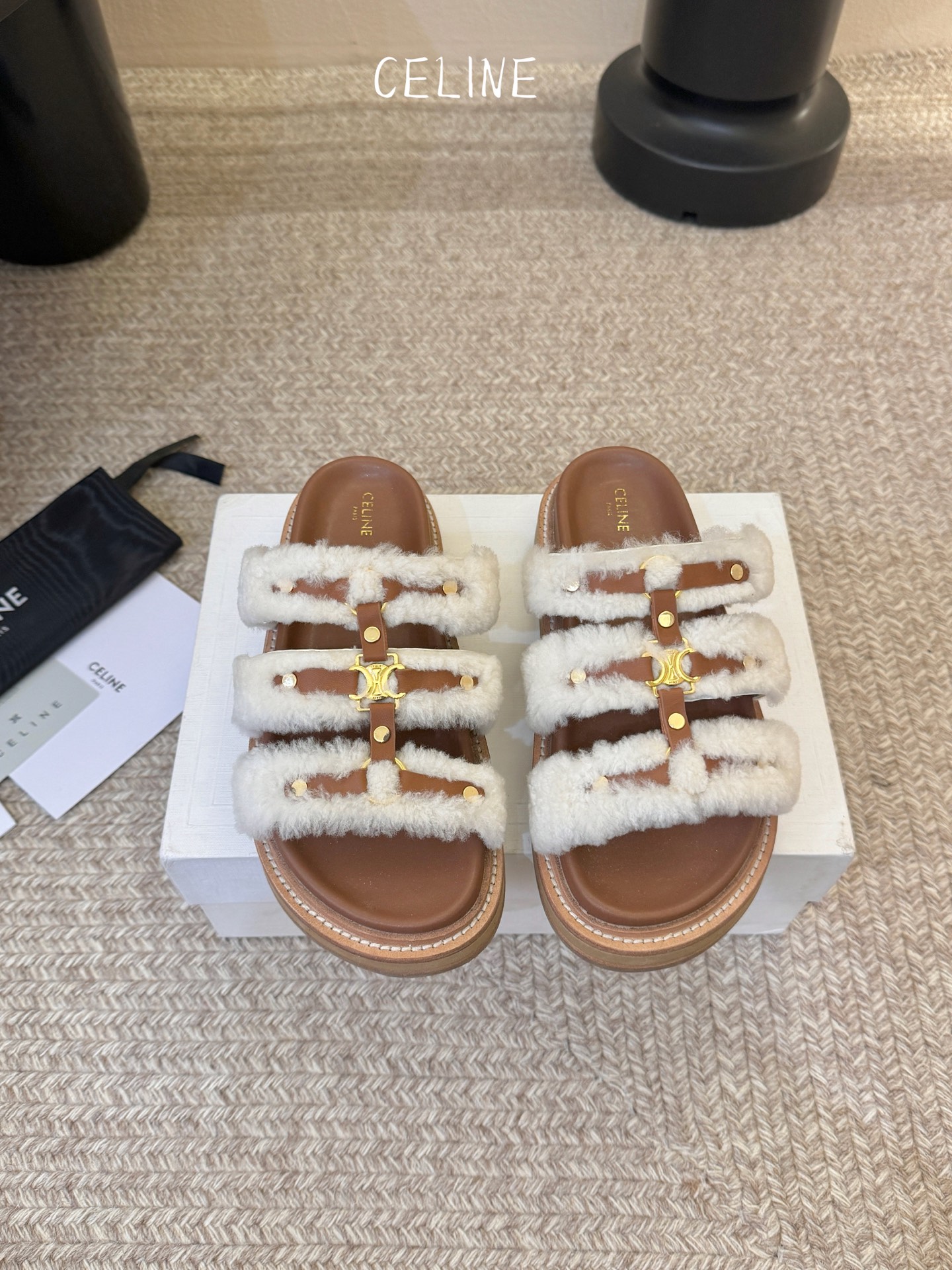 CELINE塞琳 春夏新款凯旋门英伦风平底微标凉鞋拖鞋🔝简约大气时髦👍耐看不过时😍是时尚圈永不退潮的经典