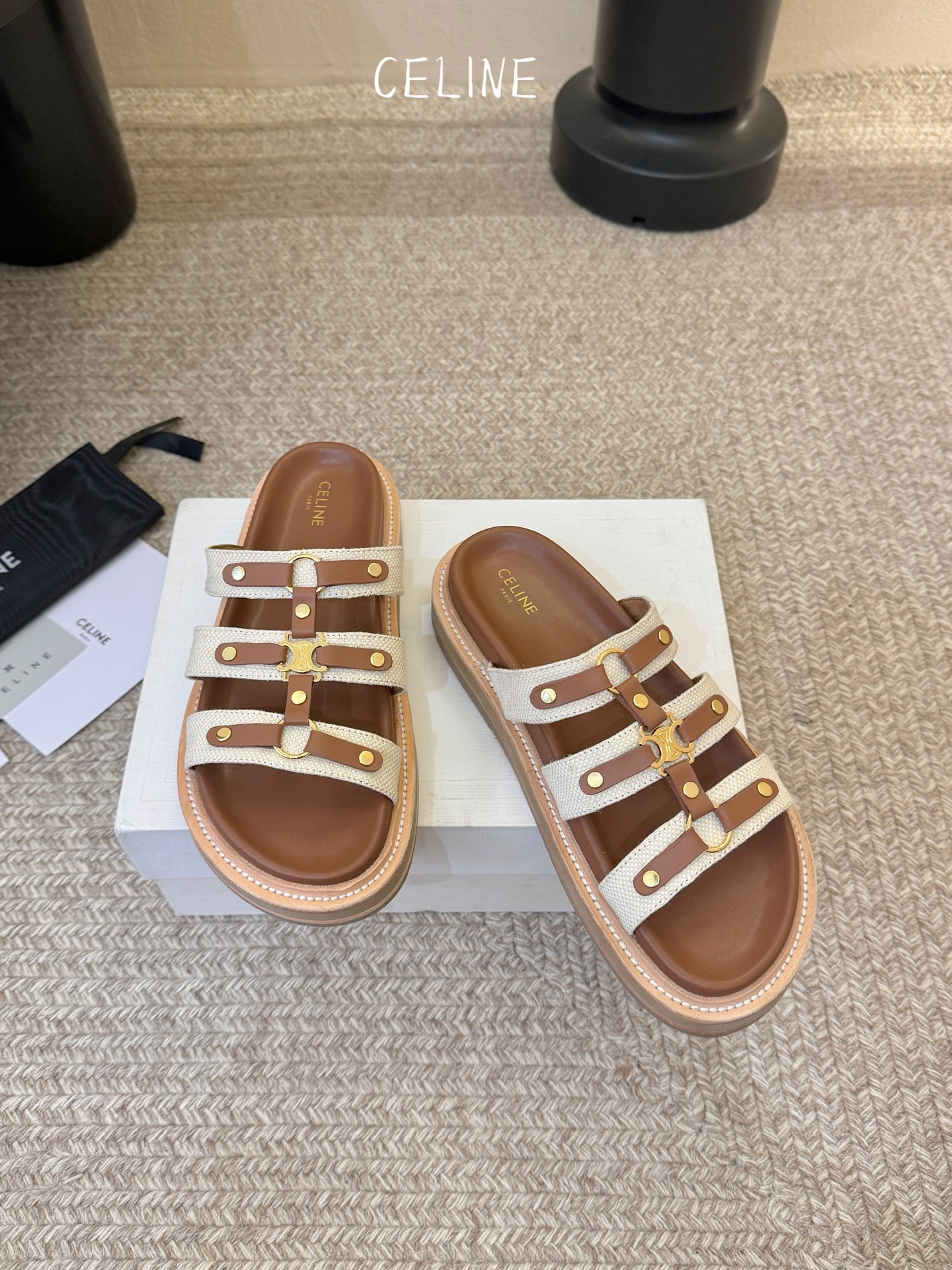 CELINE塞琳 春夏新款凯旋门英伦风平底微标凉鞋拖鞋🔝简约大气时髦👍耐看不过时😍是时尚圈永不退潮的经典