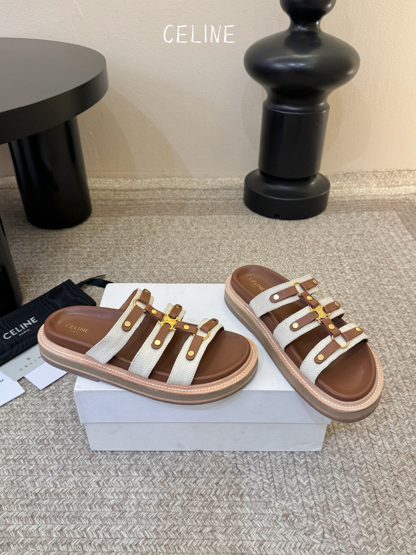 CELINE塞琳 春夏新款凯旋门英伦风平底微标凉鞋拖鞋🔝简约大气时髦👍耐看不过时😍是时尚圈永不退潮的经典