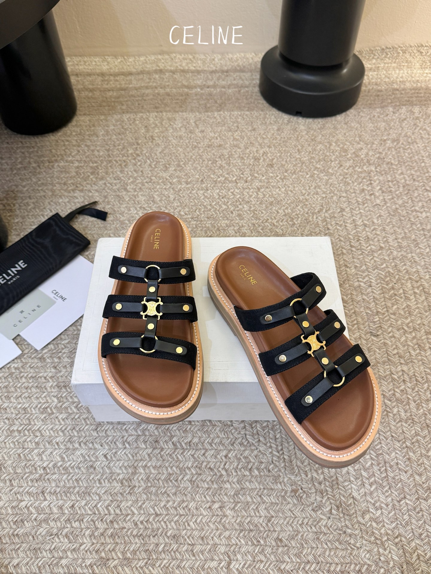 CELINE塞琳 春夏新款凯旋门英伦风平底微标凉鞋拖鞋🔝简约大气时髦👍耐看不过时😍是时尚圈永不退潮的经典