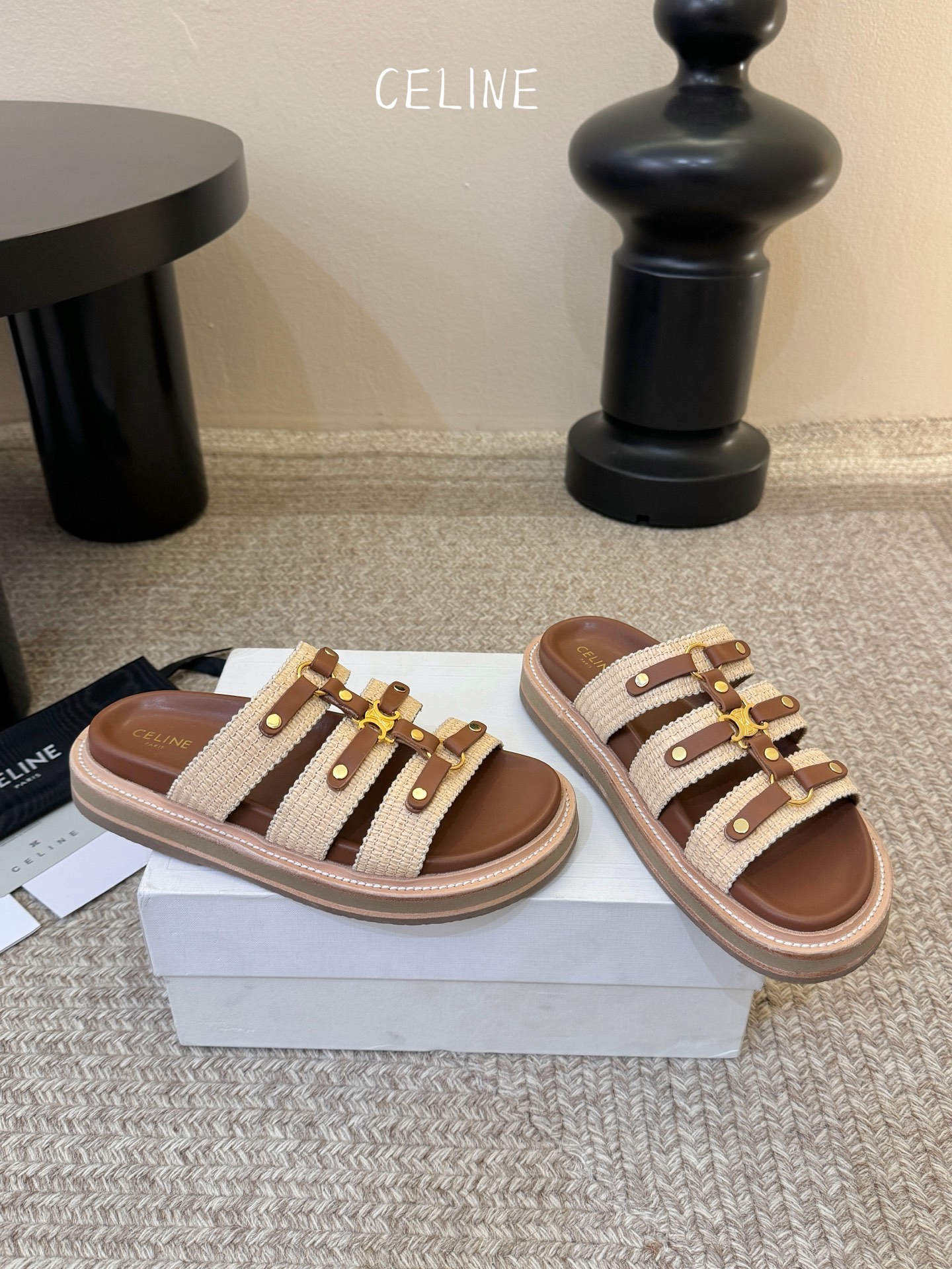 CELINE塞琳 春夏新款凯旋门英伦风平底微标凉鞋拖鞋🔝简约大气时髦👍耐看不过时😍是时尚圈永不退潮的经典