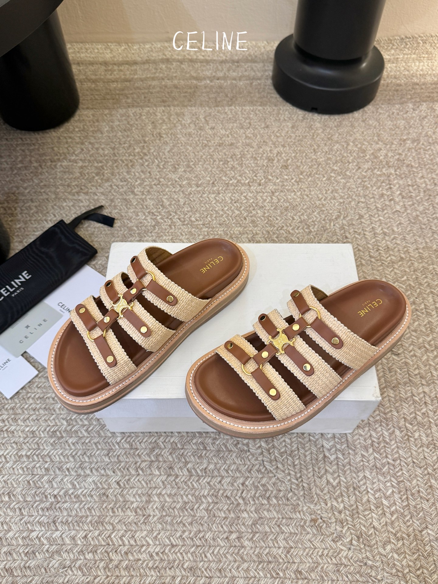 CELINE塞琳 春夏新款凯旋门英伦风平底微标凉鞋拖鞋🔝简约大气时髦👍耐看不过时😍是时尚圈永不退潮的经典