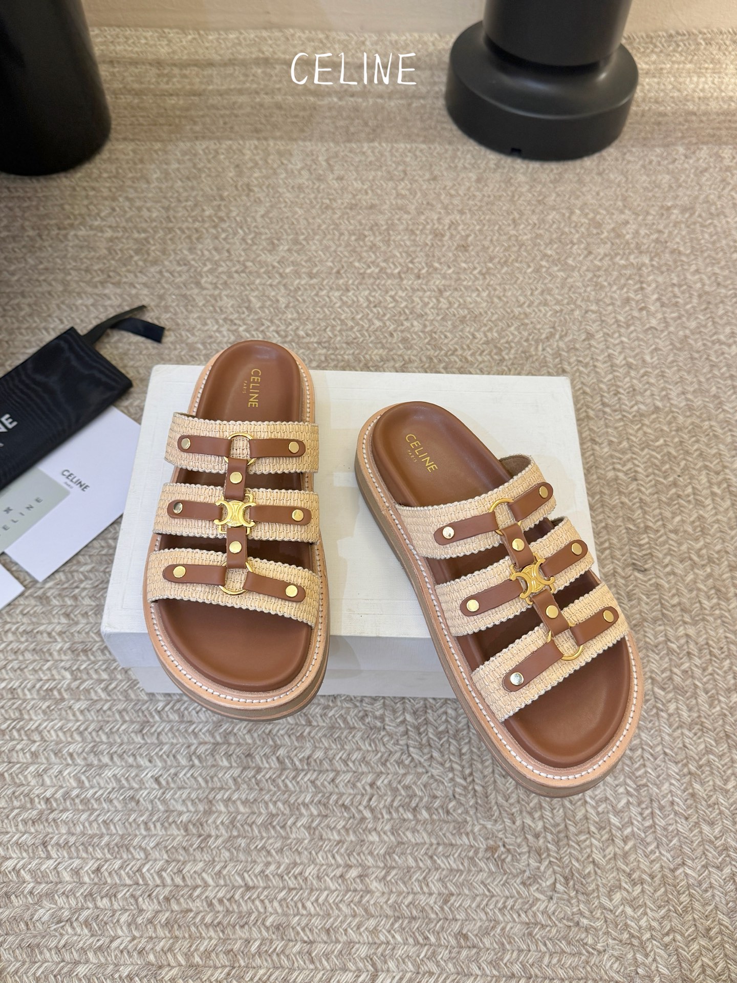 CELINE塞琳 春夏新款凯旋门英伦风平底微标凉鞋拖鞋🔝简约大气时髦👍耐看不过时😍是时尚圈永不退潮的经典