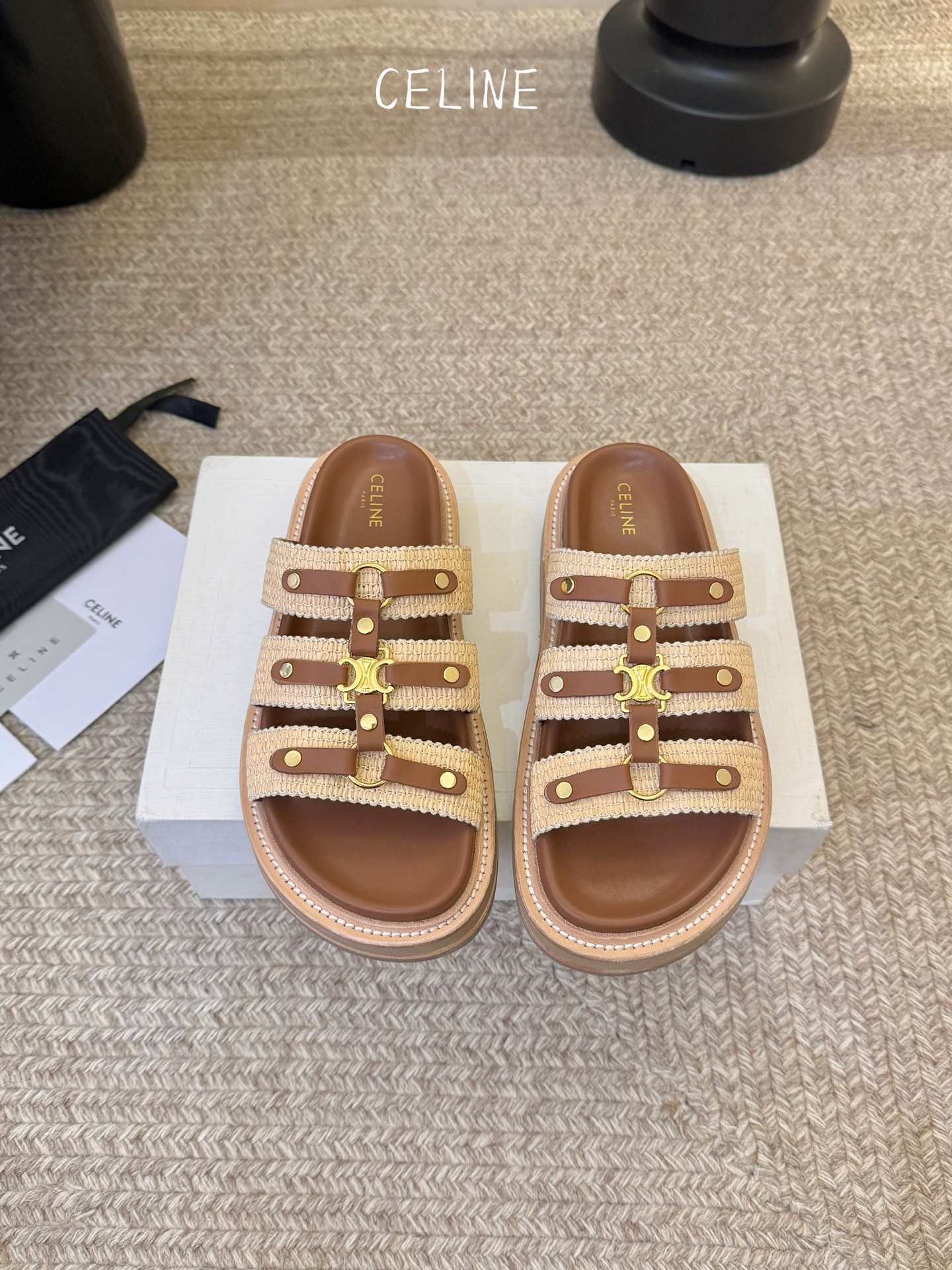 CELINE塞琳 春夏新款凯旋门英伦风平底微标凉鞋拖鞋🔝简约大气时髦👍耐看不过时😍是时尚圈永不退潮的经典