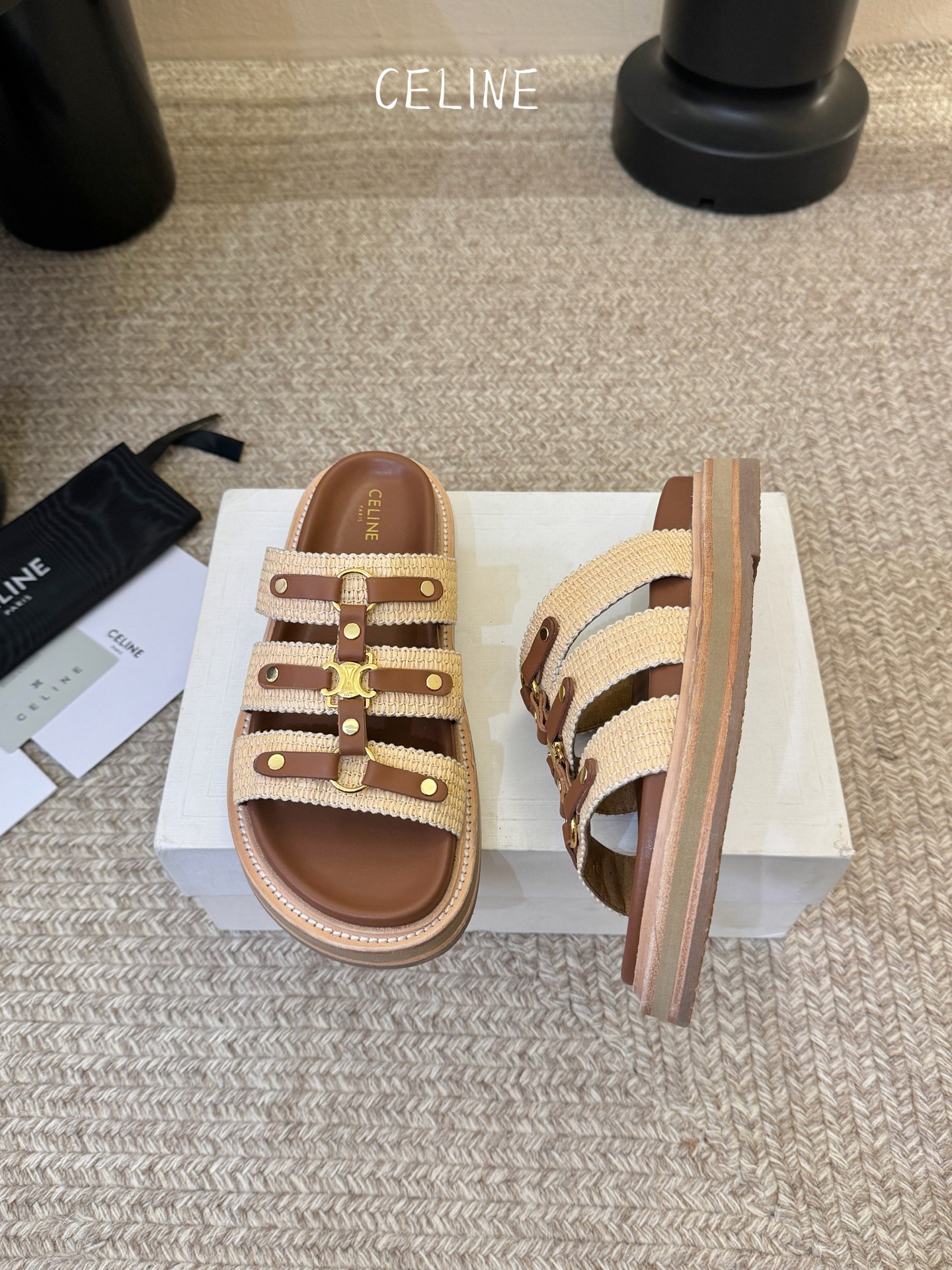 CELINE塞琳 春夏新款凯旋门英伦风平底微标凉鞋拖鞋🔝简约大气时髦👍耐看不过时😍是时尚圈永不退潮的经典