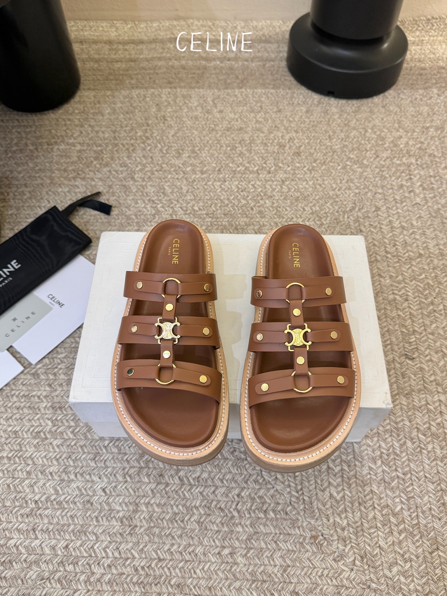 CELINE塞琳 春夏新款凯旋门英伦风平底微标凉鞋拖鞋🔝简约大气时髦👍耐看不过时😍是时尚圈永不退潮的经典
