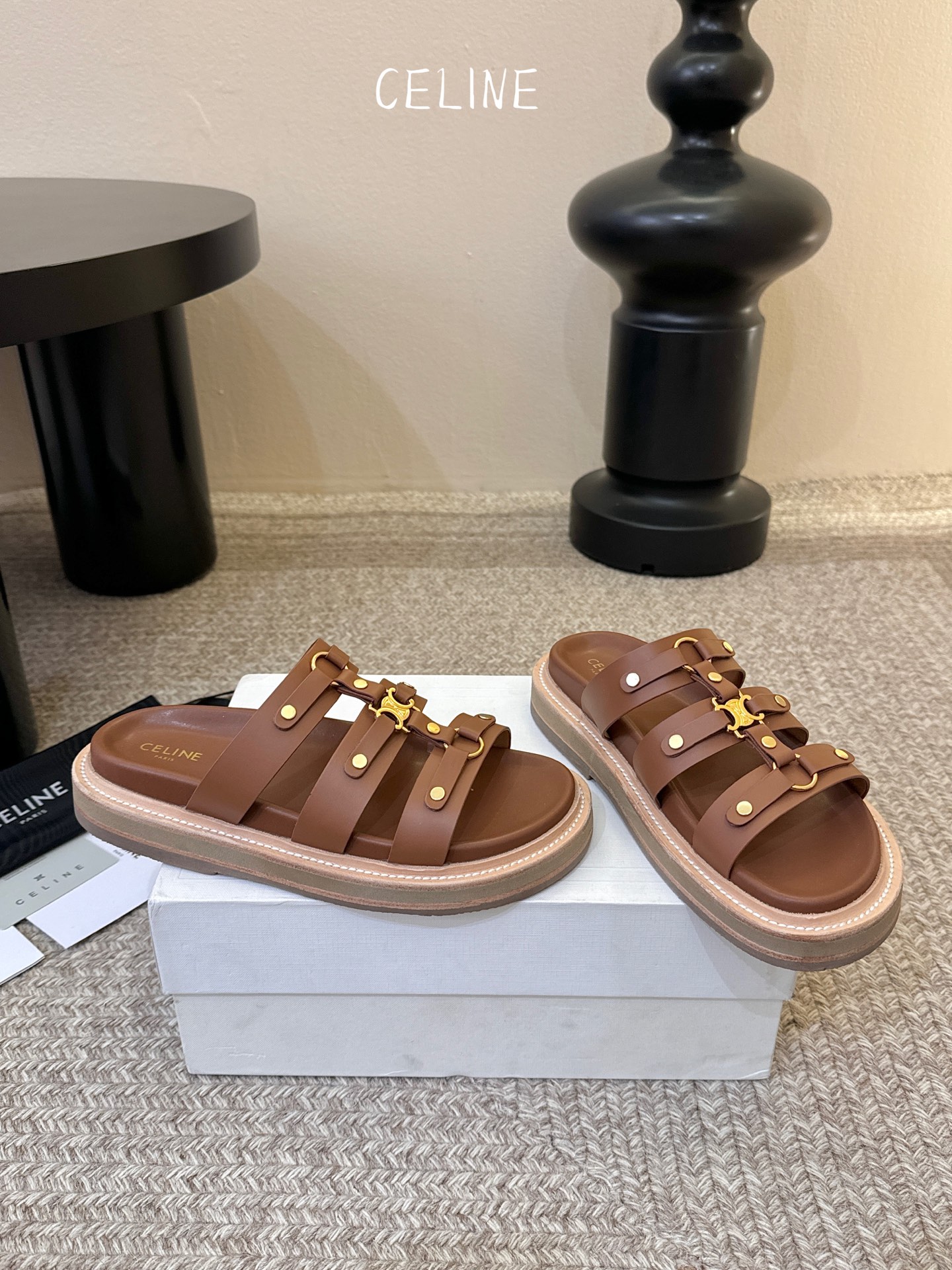 CELINE塞琳 春夏新款凯旋门英伦风平底微标凉鞋拖鞋🔝简约大气时髦👍耐看不过时😍是时尚圈永不退潮的经典
