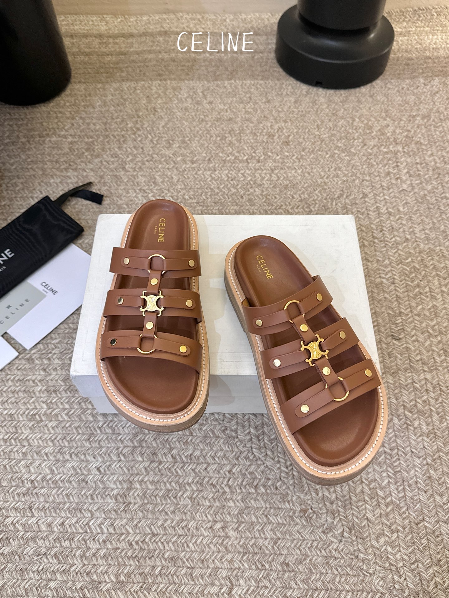 CELINE塞琳 春夏新款凯旋门英伦风平底微标凉鞋拖鞋🔝简约大气时髦👍耐看不过时😍是时尚圈永不退潮的经典
