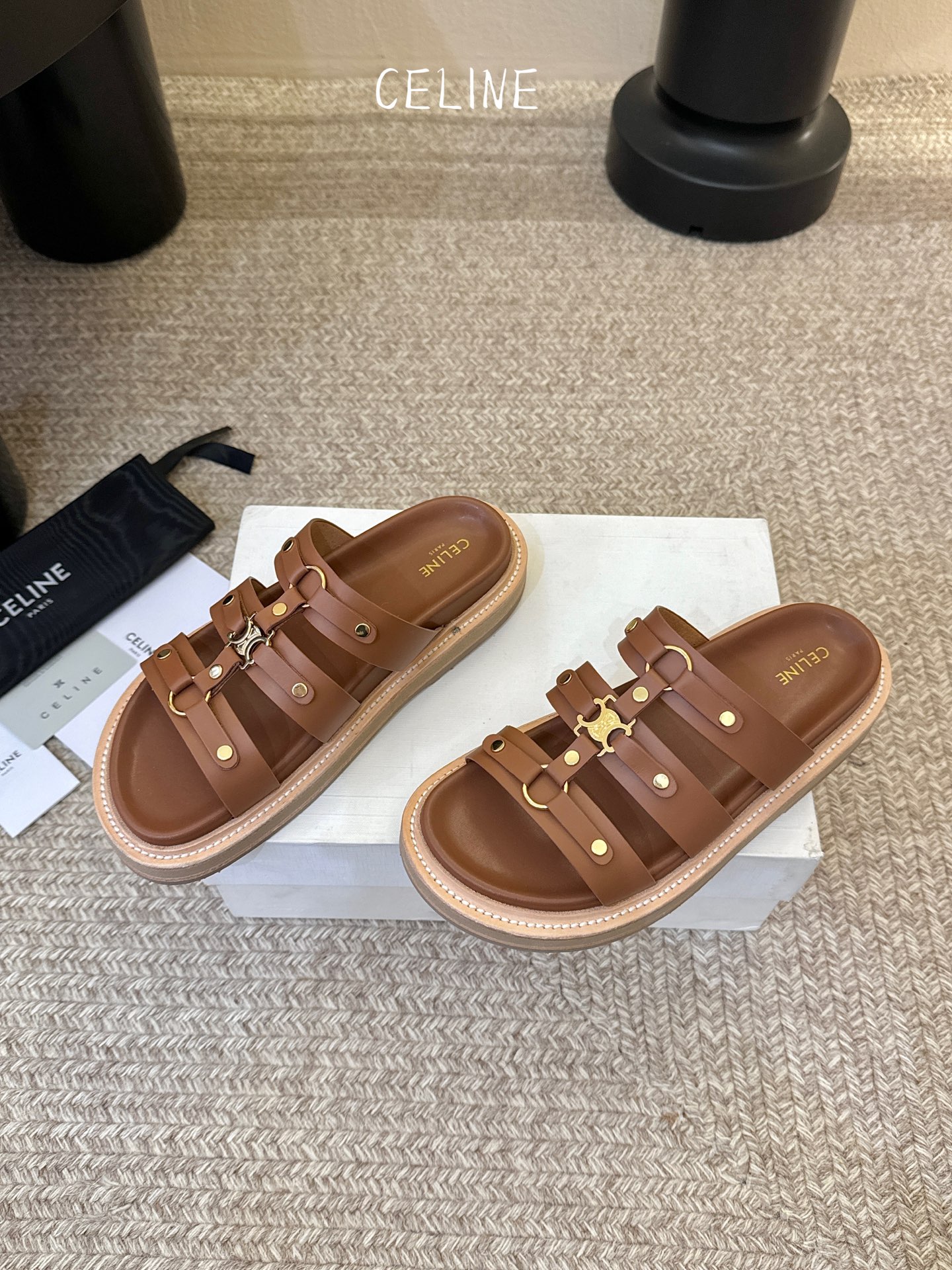 CELINE塞琳 春夏新款凯旋门英伦风平底微标凉鞋拖鞋🔝简约大气时髦👍耐看不过时😍是时尚圈永不退潮的经典