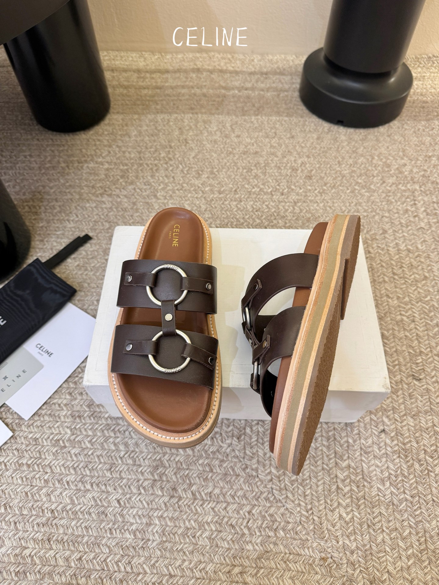 CELINE塞琳 春夏新款凯旋门英伦风平底微标凉鞋拖鞋🔝简约大气时髦👍耐看不过时😍是时尚圈永不退潮的经典