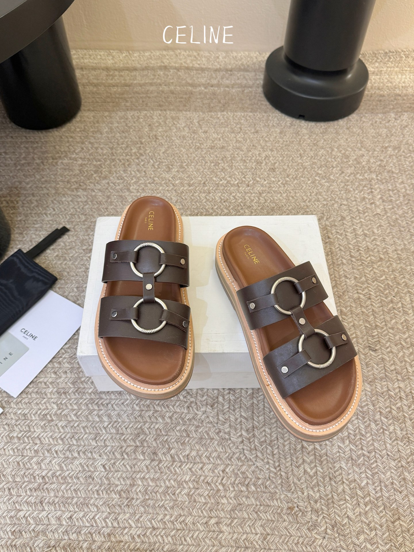 CELINE塞琳 春夏新款凯旋门英伦风平底微标凉鞋拖鞋🔝简约大气时髦👍耐看不过时😍是时尚圈永不退潮的经典