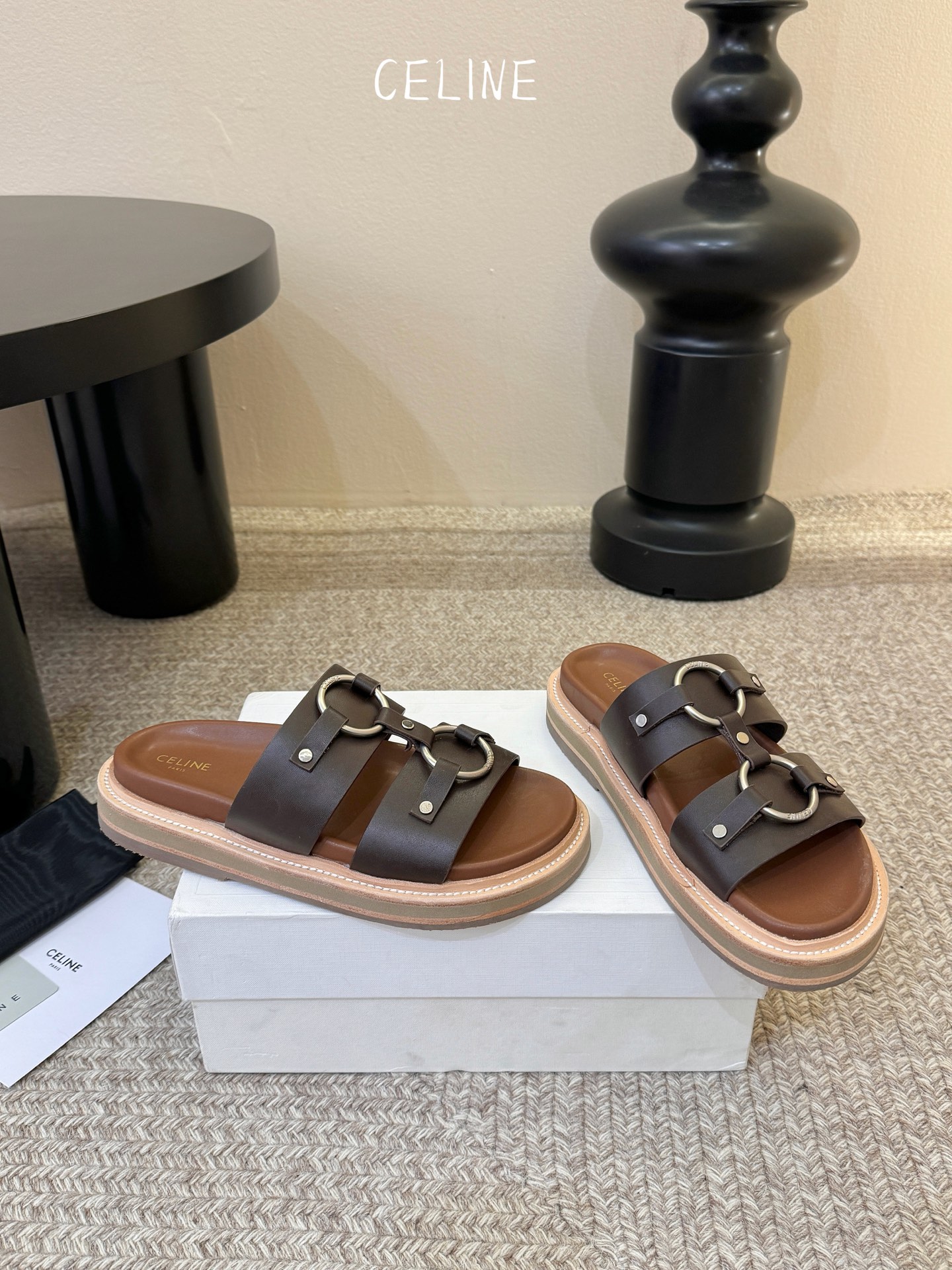 CELINE塞琳 春夏新款凯旋门英伦风平底微标凉鞋拖鞋🔝简约大气时髦👍耐看不过时😍是时尚圈永不退潮的经典