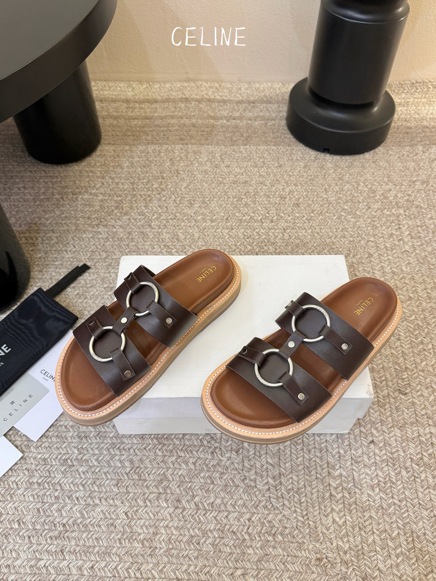 CELINE塞琳 春夏新款凯旋门英伦风平底微标凉鞋拖鞋🔝简约大气时髦👍耐看不过时😍是时尚圈永不退潮的经典