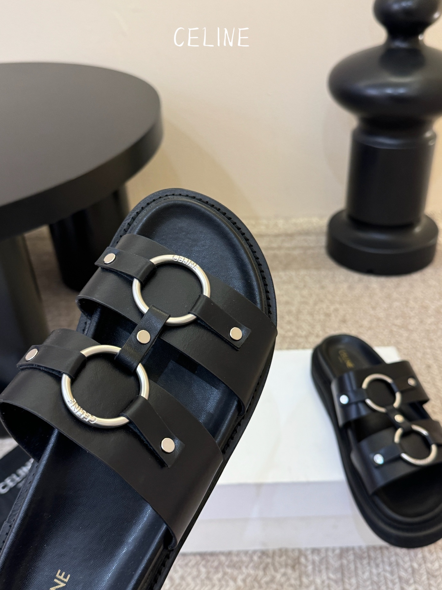 CELINE塞琳 春夏新款凯旋门英伦风平底微标凉鞋拖鞋🔝简约大气时髦👍耐看不过时😍是时尚圈永不退潮的经典