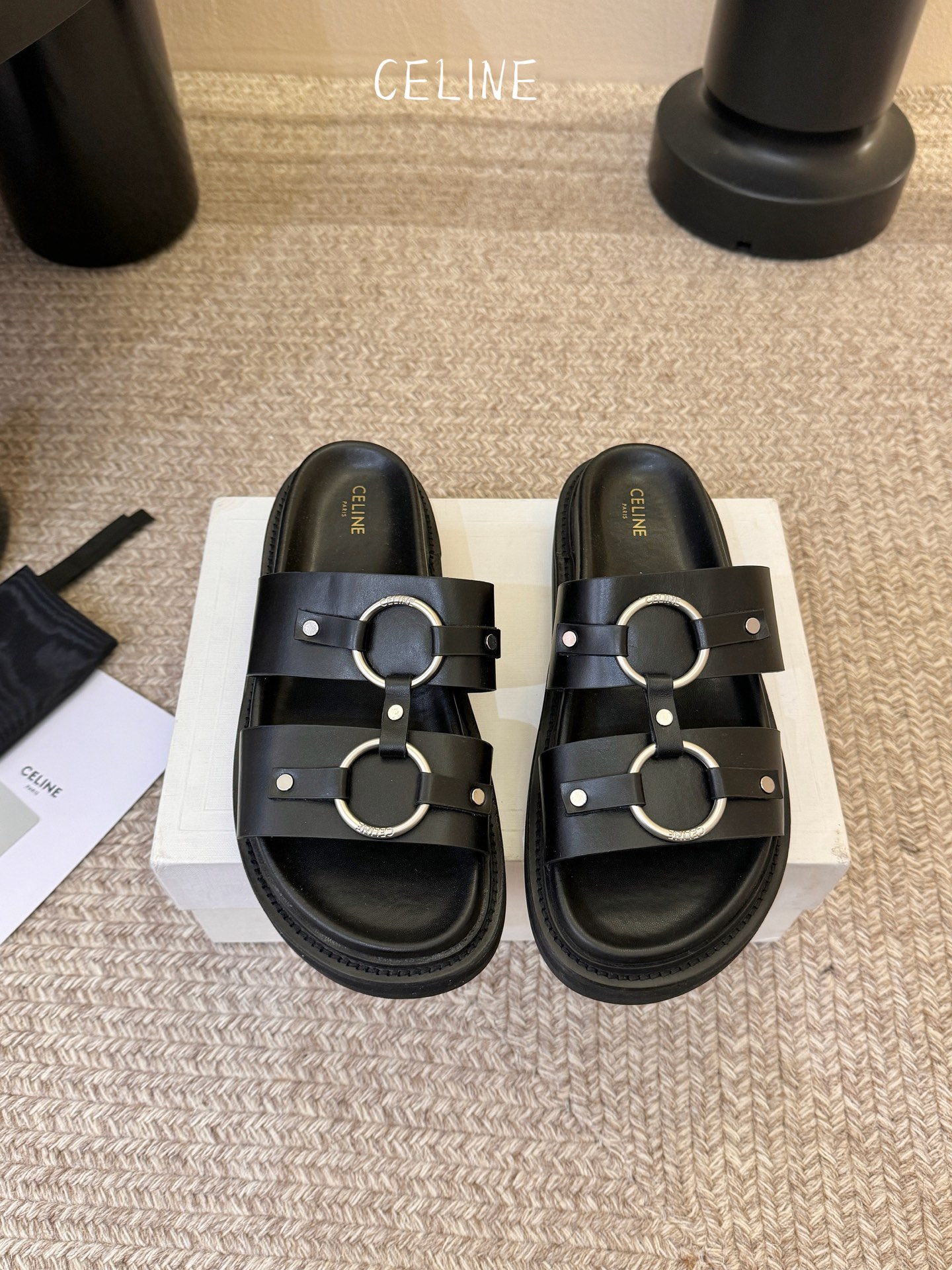 CELINE塞琳 春夏新款凯旋门英伦风平底微标凉鞋拖鞋🔝简约大气时髦👍耐看不过时😍是时尚圈永不退潮的经典