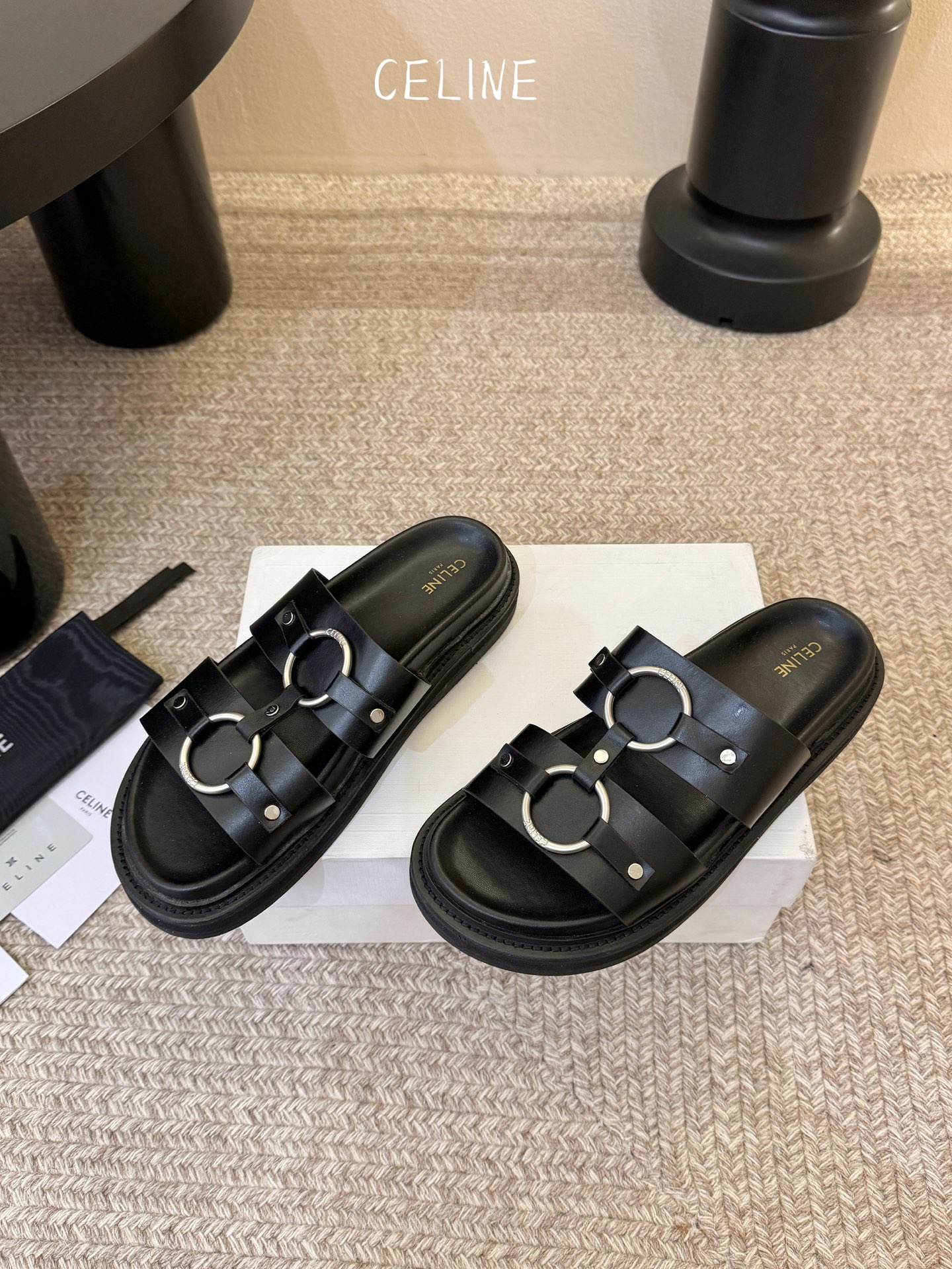 CELINE塞琳 春夏新款凯旋门英伦风平底微标凉鞋拖鞋🔝简约大气时髦👍耐看不过时😍是时尚圈永不退潮的经典