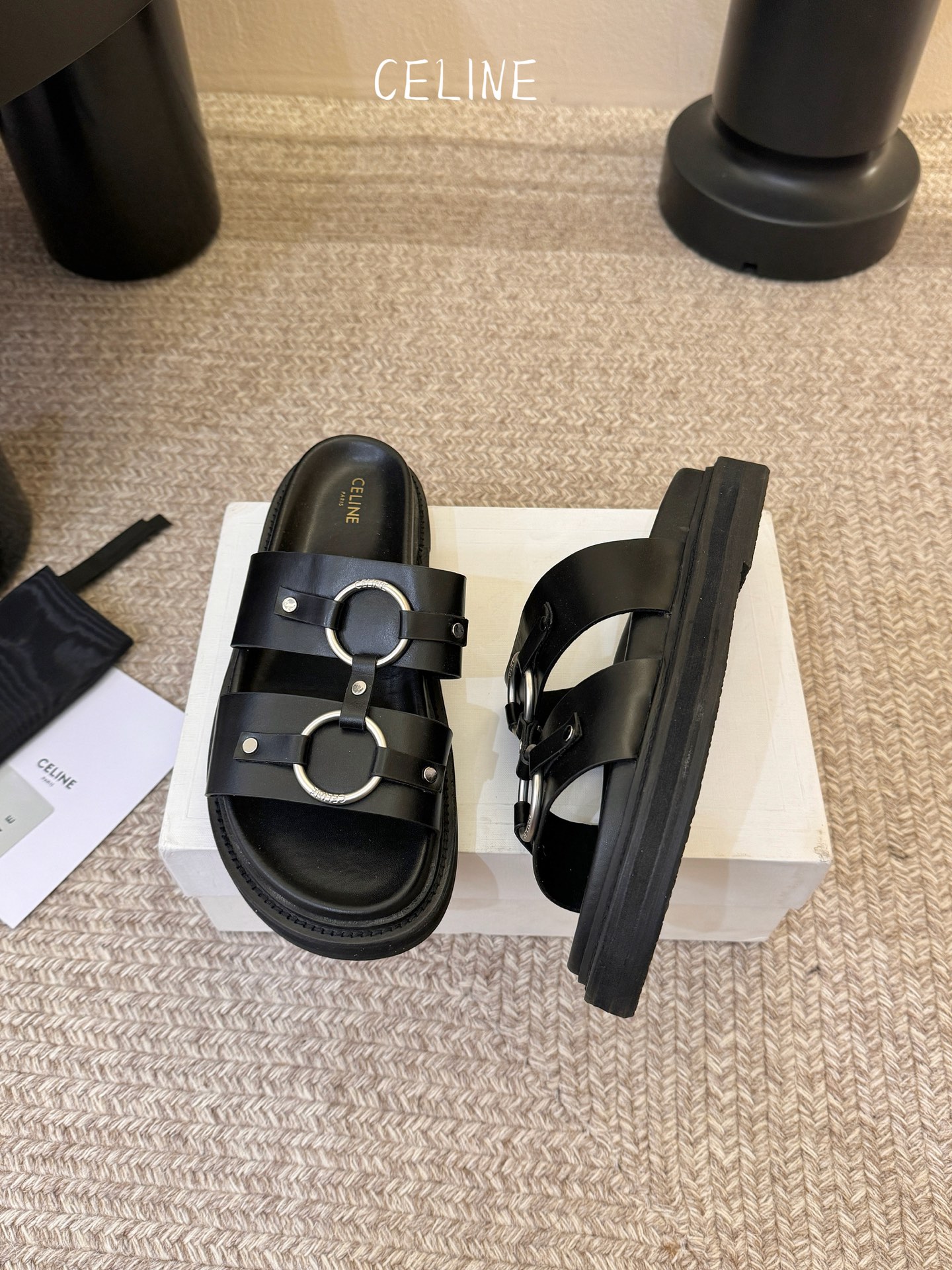 CELINE塞琳 春夏新款凯旋门英伦风平底微标凉鞋拖鞋🔝简约大气时髦👍耐看不过时😍是时尚圈永不退潮的经典