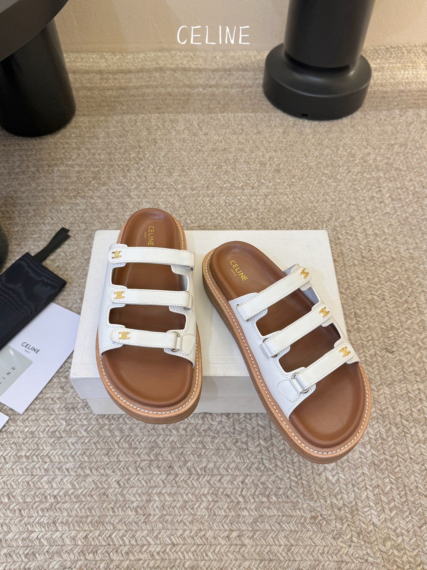 CELINE塞琳 春夏新款凯旋门英伦风平底微标凉鞋拖鞋🔝简约大气时髦👍耐看不过时😍是时尚圈永不退潮的经典
