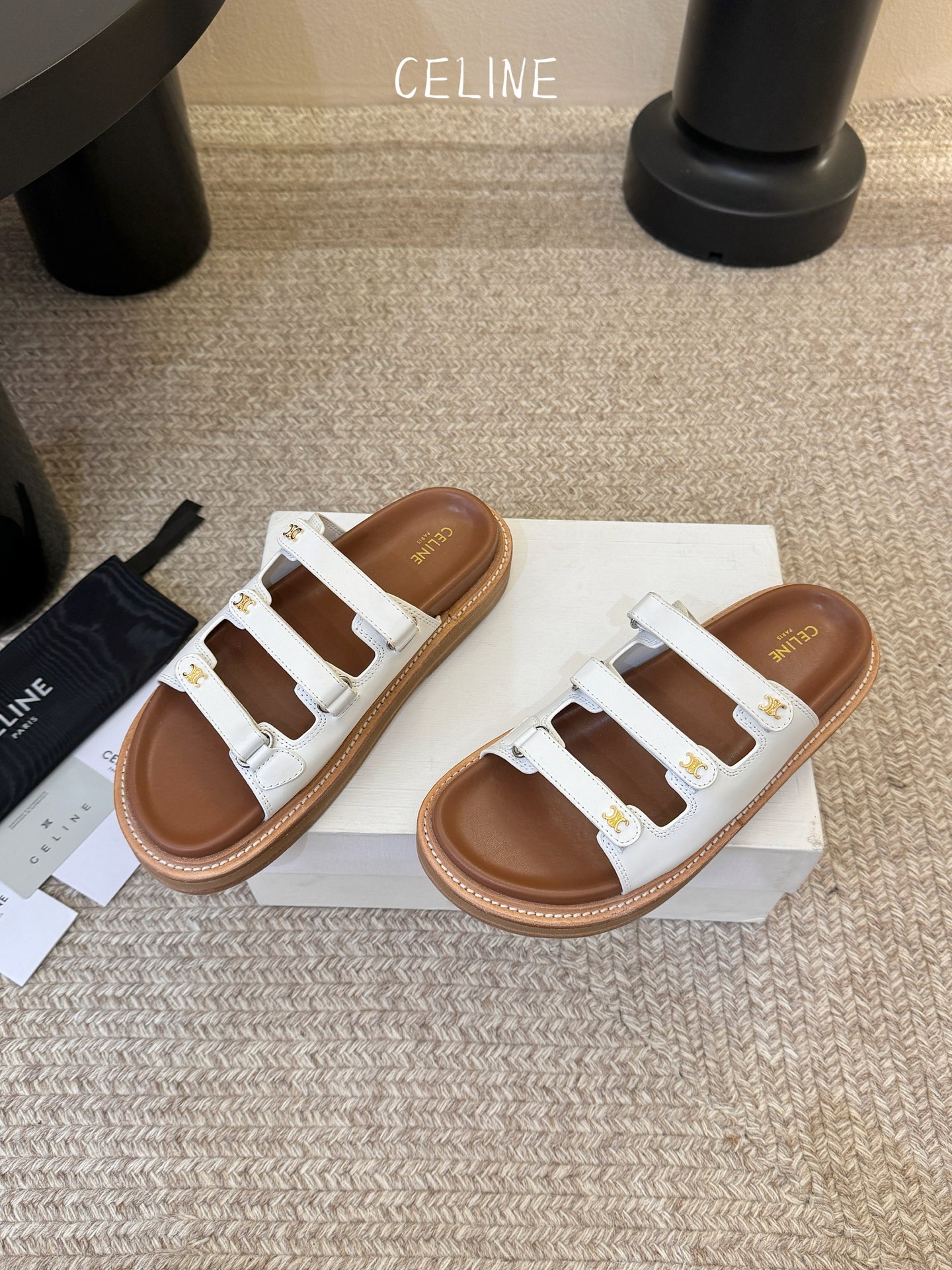 CELINE塞琳 春夏新款凯旋门英伦风平底微标凉鞋拖鞋🔝简约大气时髦👍耐看不过时😍是时尚圈永不退潮的经典