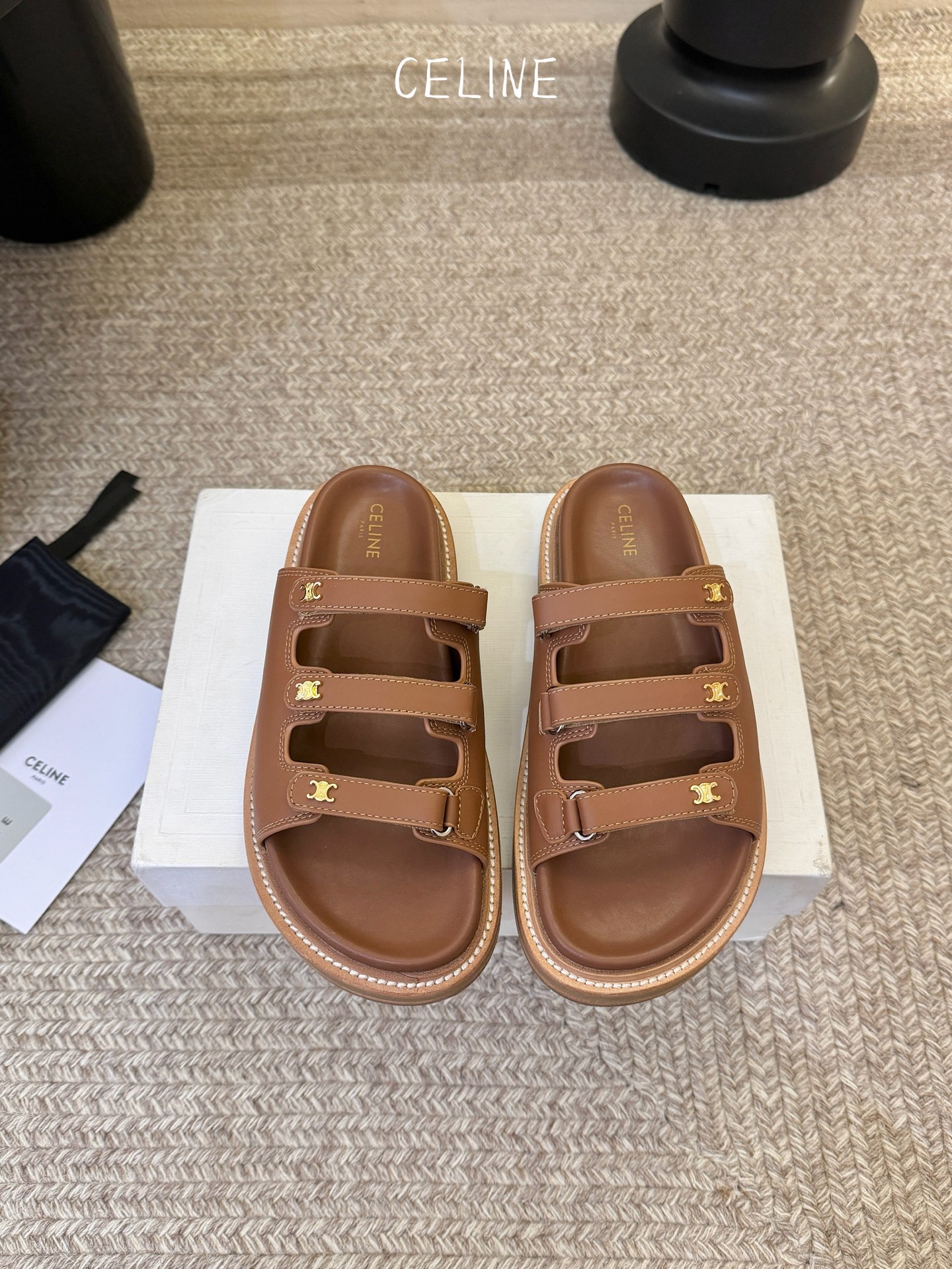 CELINE塞琳 春夏新款凯旋门英伦风平底微标凉鞋拖鞋🔝简约大气时髦👍耐看不过时😍是时尚圈永不退潮的经典