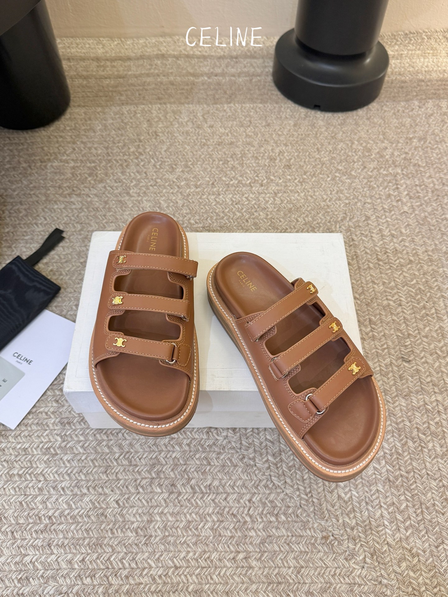 CELINE塞琳 春夏新款凯旋门英伦风平底微标凉鞋拖鞋🔝简约大气时髦👍耐看不过时😍是时尚圈永不退潮的经典