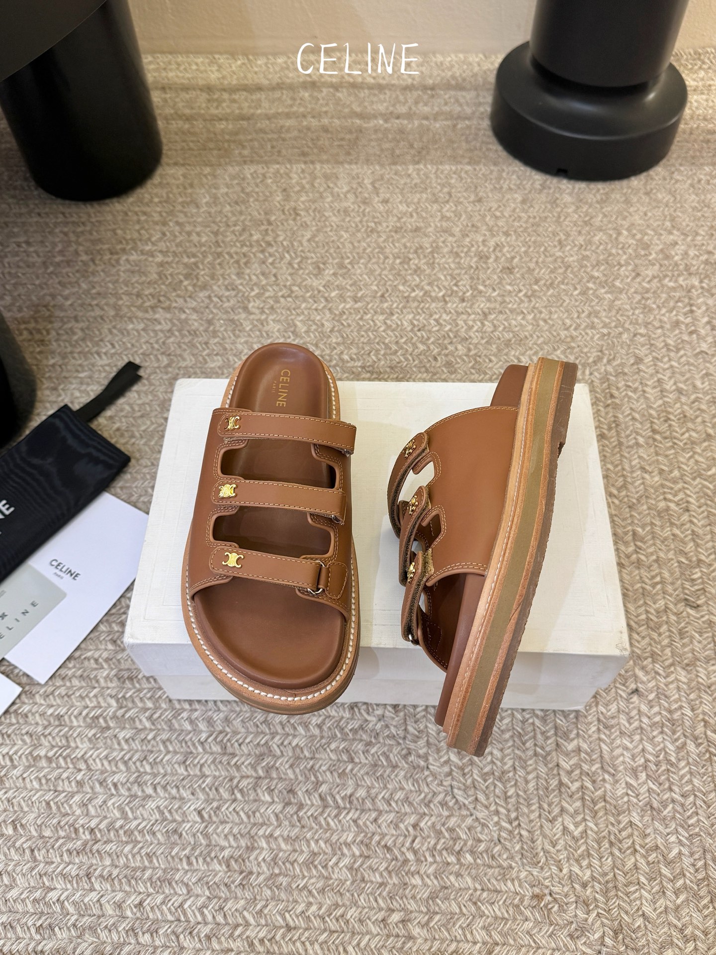 CELINE塞琳 春夏新款凯旋门英伦风平底微标凉鞋拖鞋🔝简约大气时髦👍耐看不过时😍是时尚圈永不退潮的经典