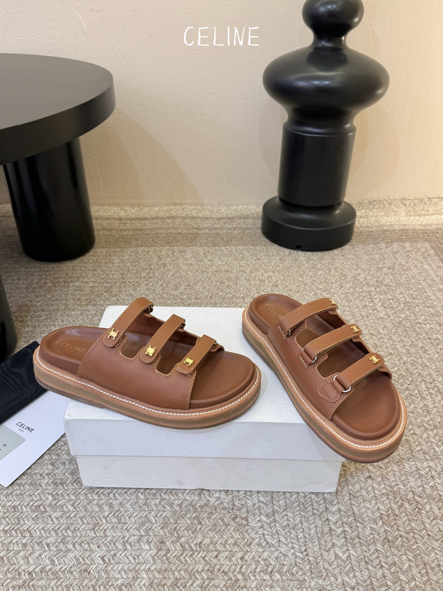 CELINE塞琳 春夏新款凯旋门英伦风平底微标凉鞋拖鞋🔝简约大气时髦👍耐看不过时😍是时尚圈永不退潮的经典