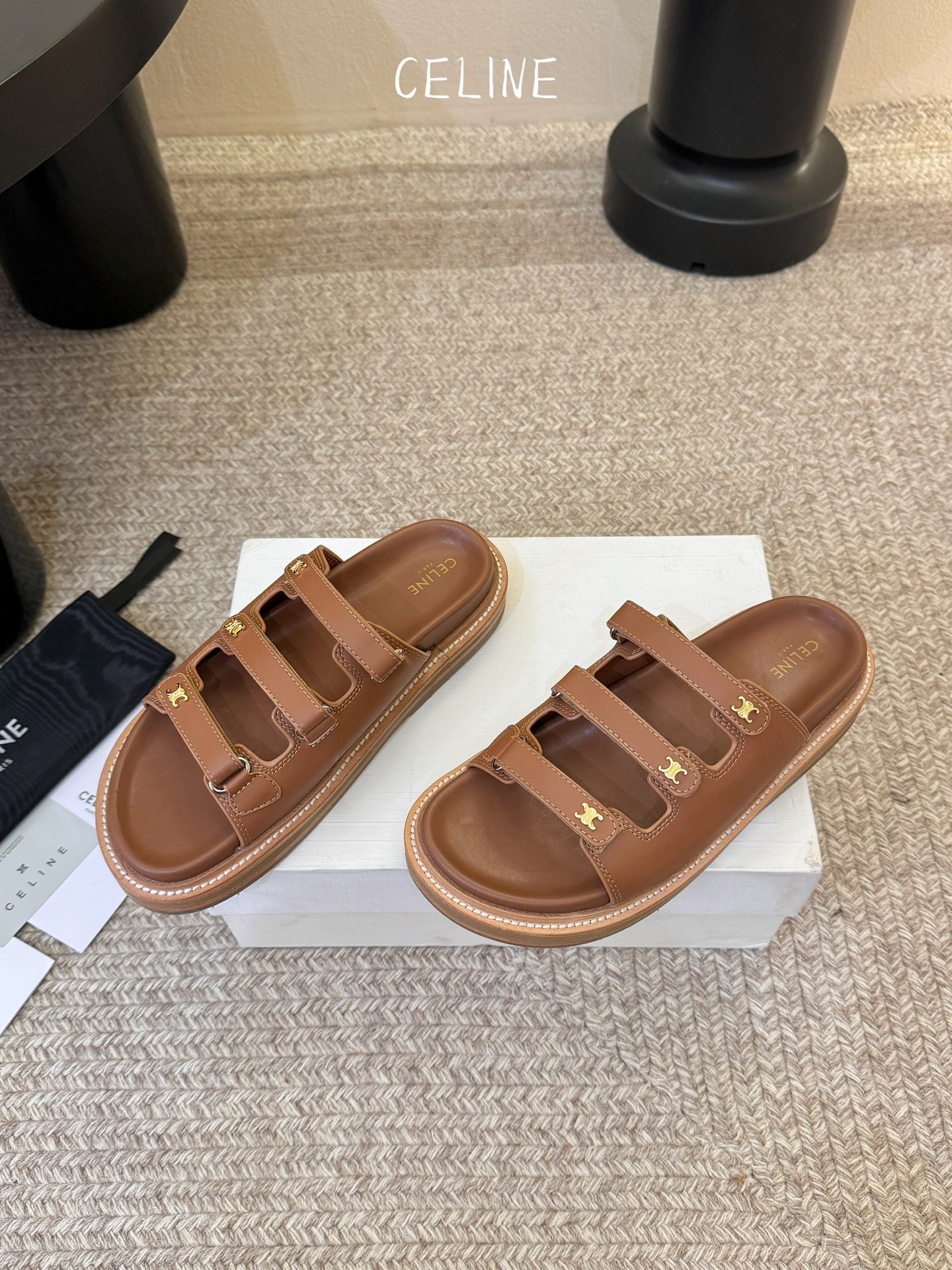 CELINE塞琳 春夏新款凯旋门英伦风平底微标凉鞋拖鞋🔝简约大气时髦👍耐看不过时😍是时尚圈永不退潮的经典