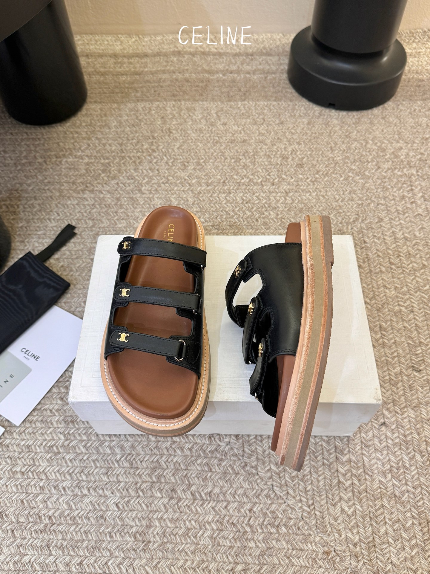 CELINE塞琳 春夏新款凯旋门英伦风平底微标凉鞋拖鞋🔝简约大气时髦👍耐看不过时😍是时尚圈永不退潮的经典