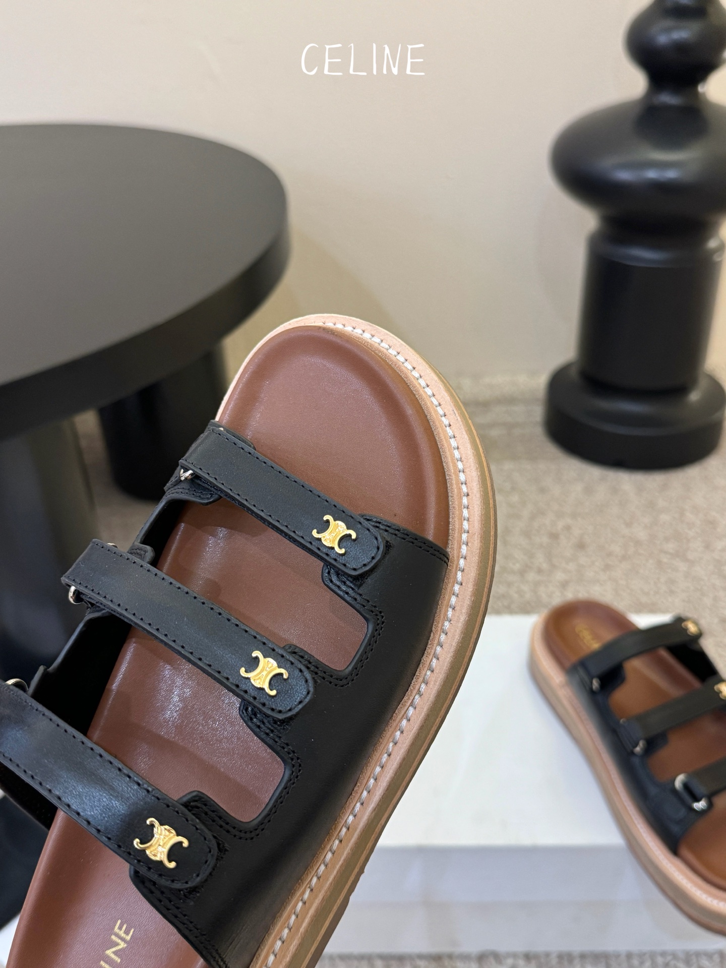 CELINE塞琳 春夏新款凯旋门英伦风平底微标凉鞋拖鞋🔝简约大气时髦👍耐看不过时😍是时尚圈永不退潮的经典