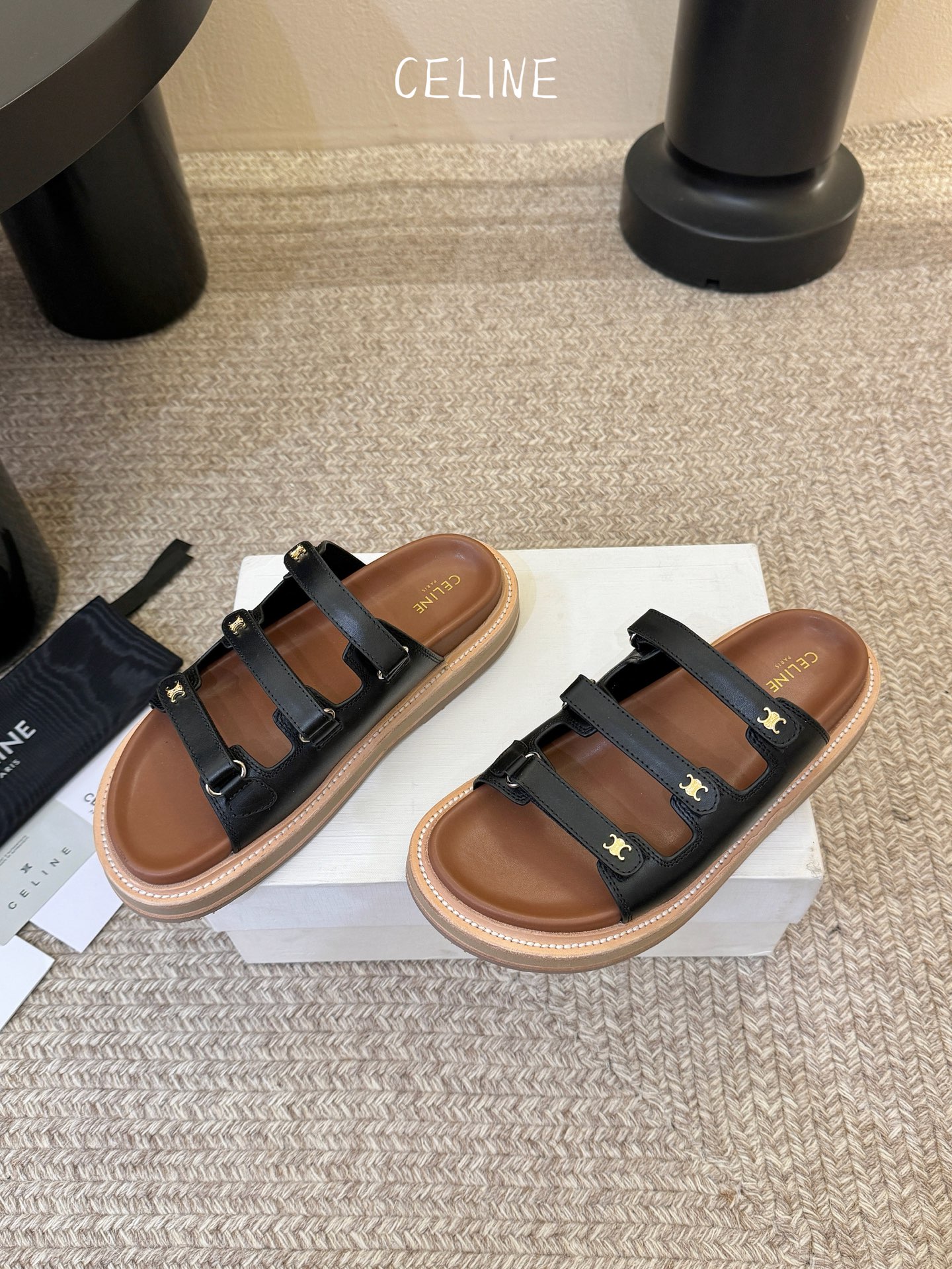 CELINE塞琳 春夏新款凯旋门英伦风平底微标凉鞋拖鞋🔝简约大气时髦👍耐看不过时😍是时尚圈永不退潮的经典