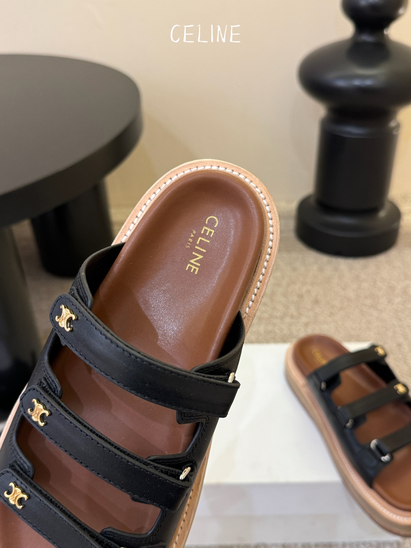 CELINE塞琳 春夏新款凯旋门英伦风平底微标凉鞋拖鞋🔝简约大气时髦👍耐看不过时😍是时尚圈永不退潮的经典