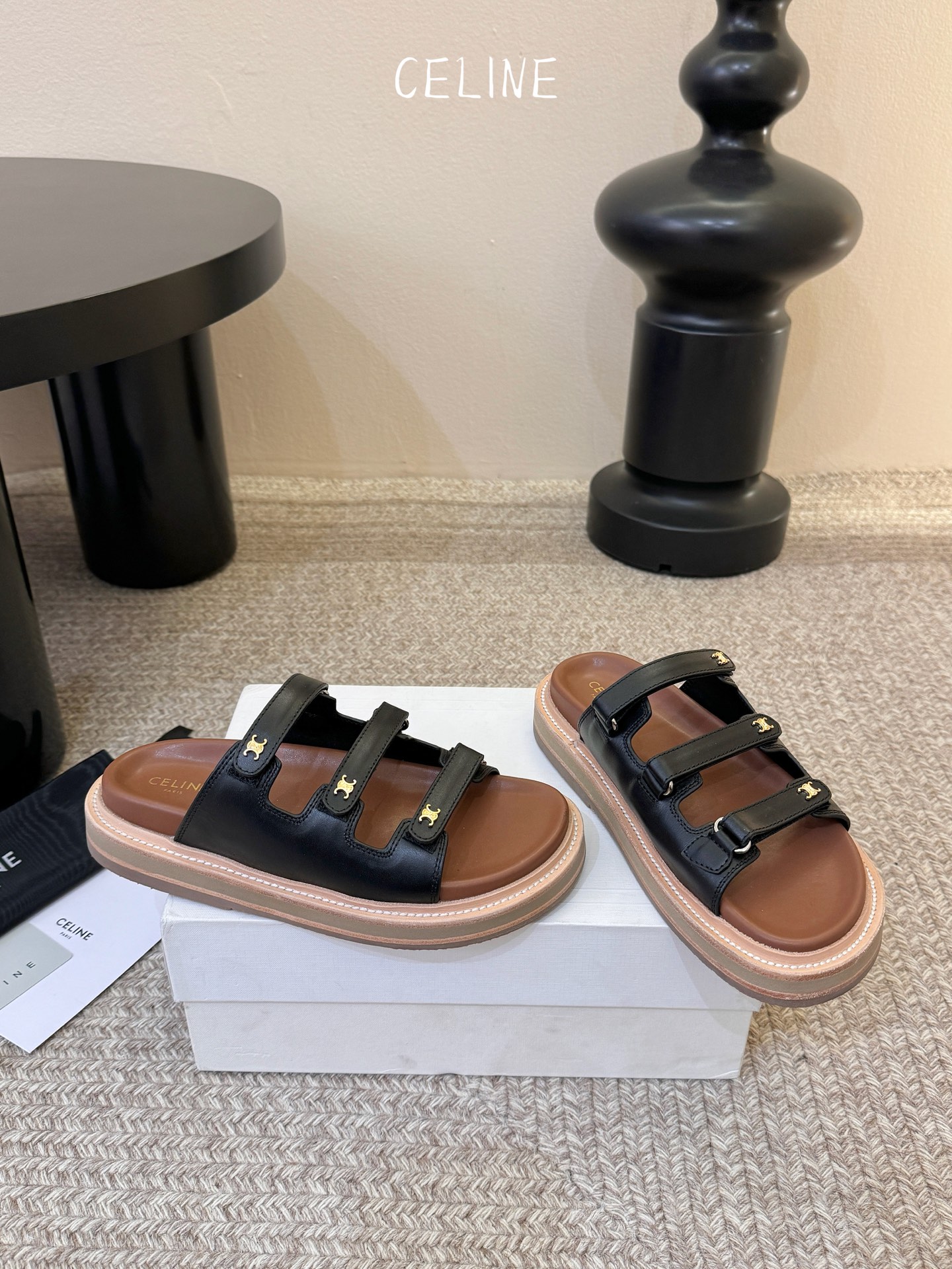 CELINE塞琳 春夏新款凯旋门英伦风平底微标凉鞋拖鞋🔝简约大气时髦👍耐看不过时😍是时尚圈永不退潮的经典