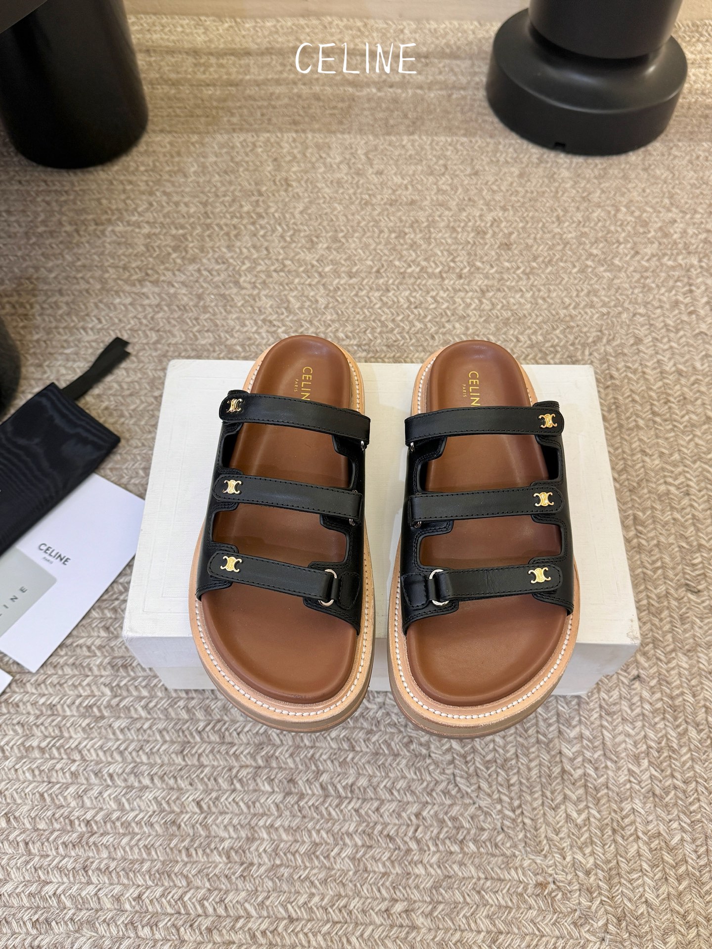 NO:747277,CELINE Celine spring and summer new model Arc de Triomphe British style flat-soled micro-label sandals and slippers are simple, fashionable and timeless. They are classics that will never fade away in the fashion circle. The retro British style allows you to wear a different temperament. Fabric cotton and linen mixed imitation weaving. Cowhide lining inside. Original open molded outsole. Genuine leather welt. Code number 35-39# (40# custom-made, non-returnable), slippers, celine, sandals, slippers, cowhide19860909CELINE塞琳 春夏新款 凯旋门英伦风平底微标凉鞋拖鞋简约大气时髦耐看不过时是时尚圈永不退潮的经典所在,复古的英伦风格,让你穿出不一样的气质 面料棉麻混仿编织 内里牛皮内里 原版开模大底 真皮沿条 码数35-39#（40#订做不退换）,拖鞋,celine,sandals,slippers,cowhide,Women's Shoes