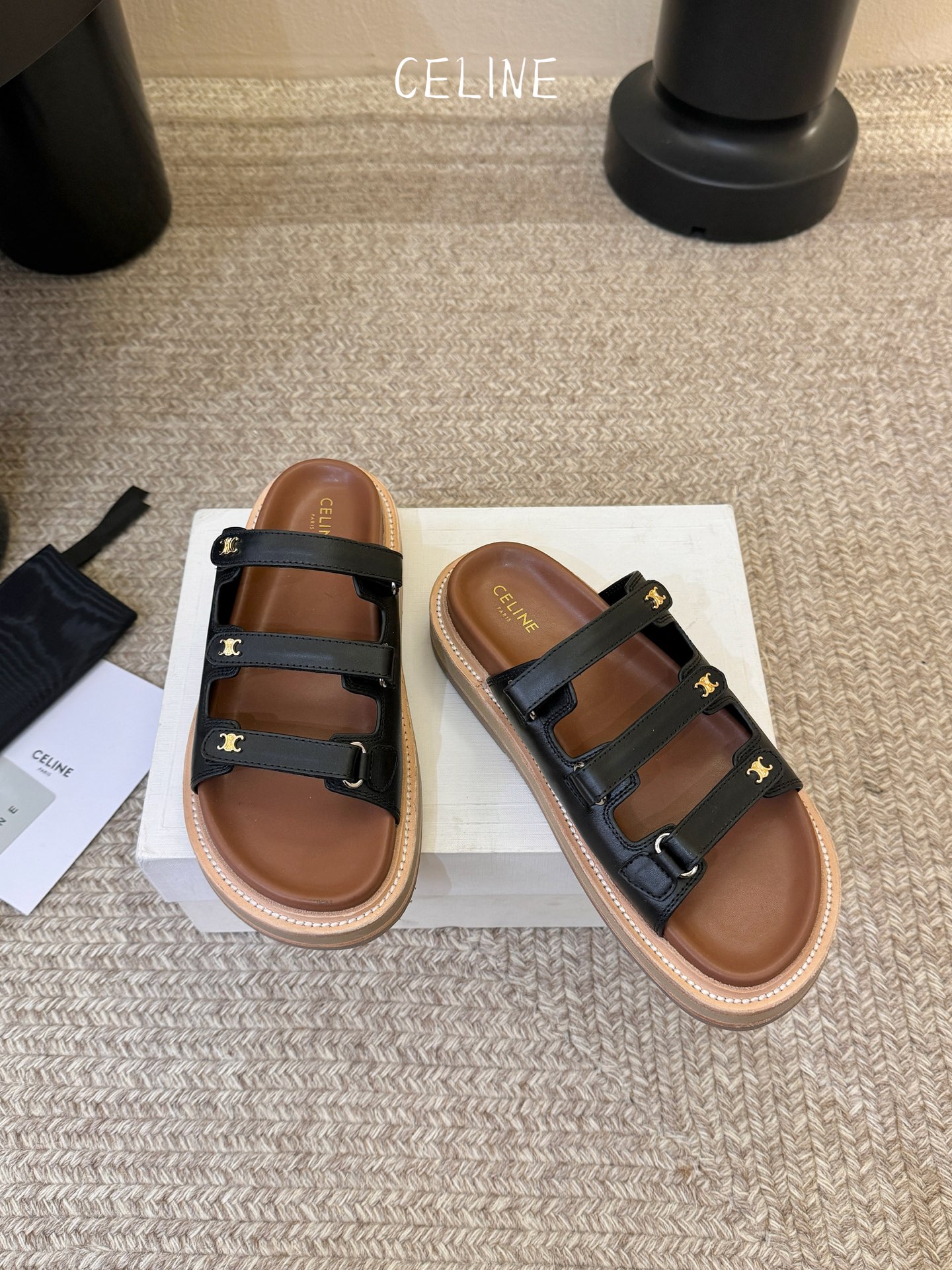 CELINE塞琳 春夏新款凯旋门英伦风平底微标凉鞋拖鞋🔝简约大气时髦👍耐看不过时😍是时尚圈永不退潮的经典