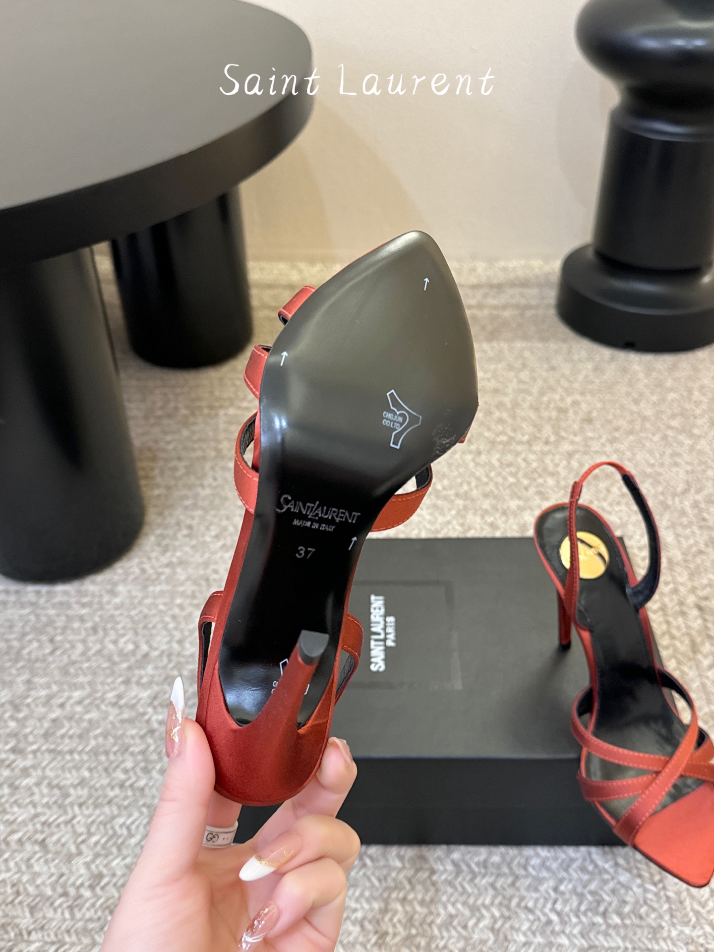 Saint Laurent / YSL圣罗兰金属字母logo高跟凉鞋YSL姐姐的美丽尤物高跟鞋 又是人间