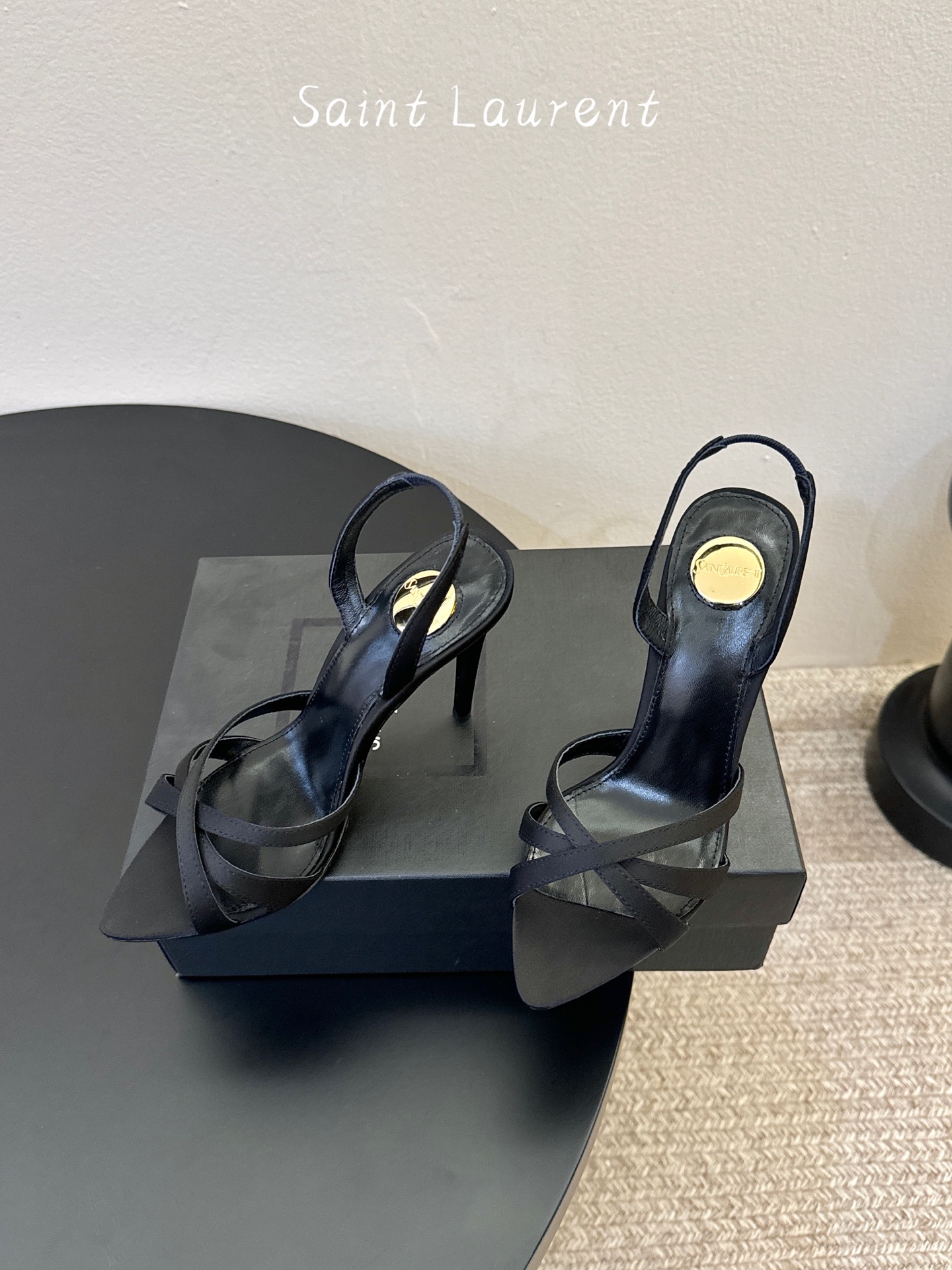 Saint Laurent / YSL圣罗兰金属字母logo高跟凉鞋YSL姐姐的美丽尤物高跟鞋 又是人间