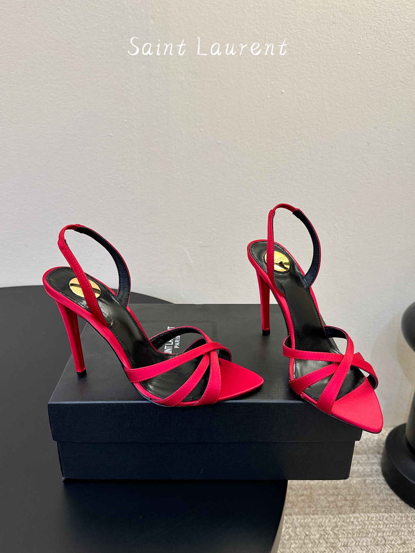 Saint Laurent / YSL圣罗兰金属字母logo高跟凉鞋YSL姐姐的美丽尤物高跟鞋 又是人间