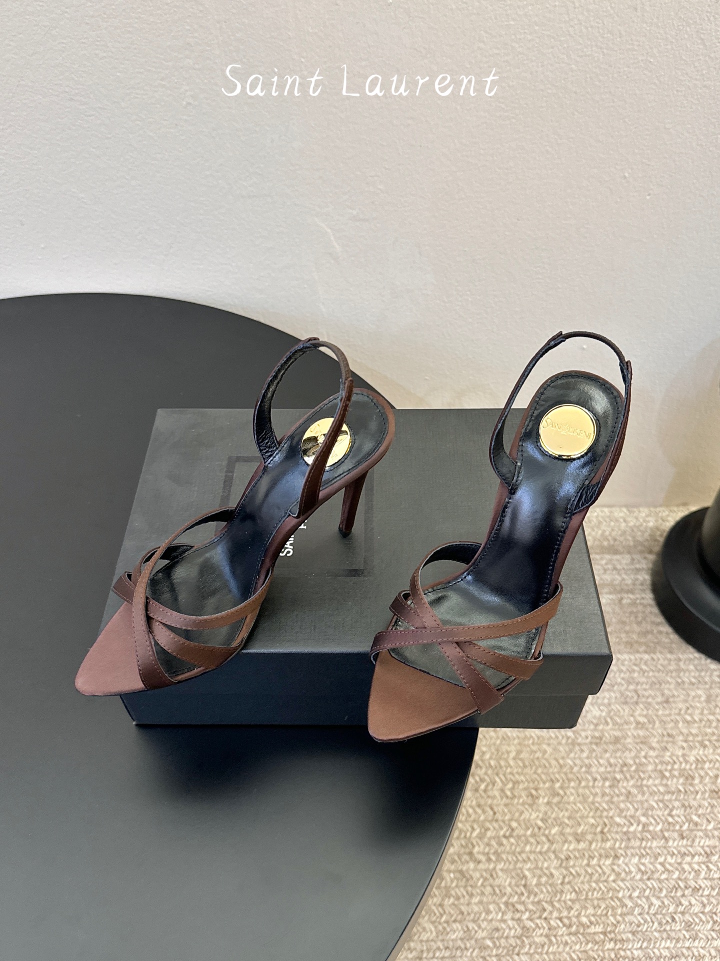 Saint Laurent / YSL圣罗兰金属字母logo高跟凉鞋YSL姐姐的美丽尤物高跟鞋 又是人间