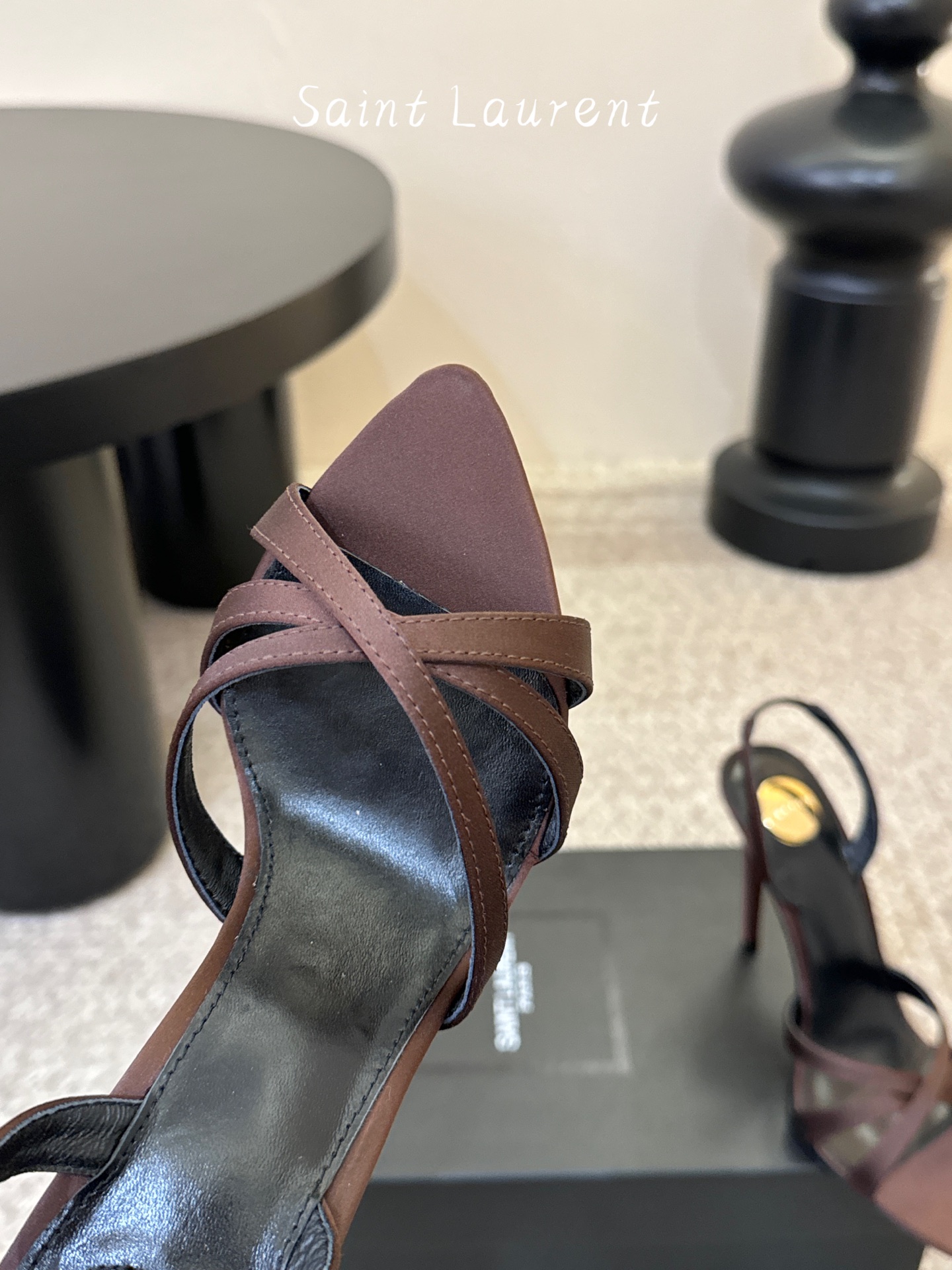 Saint Laurent / YSL圣罗兰金属字母logo高跟凉鞋YSL姐姐的美丽尤物高跟鞋 又是人间