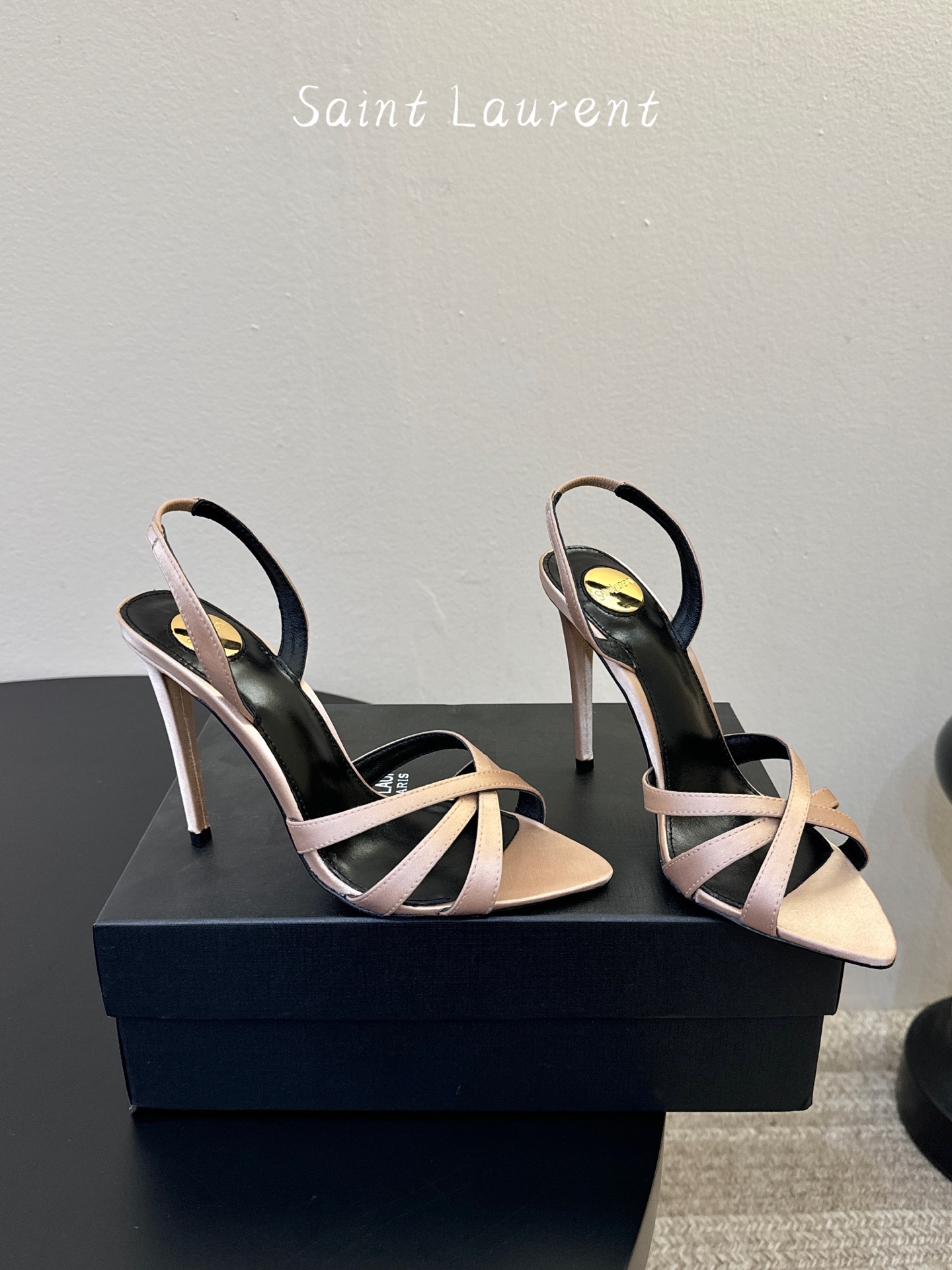 Saint Laurent / YSL圣罗兰金属字母logo高跟凉鞋YSL姐姐的美丽尤物高跟鞋 又是人间