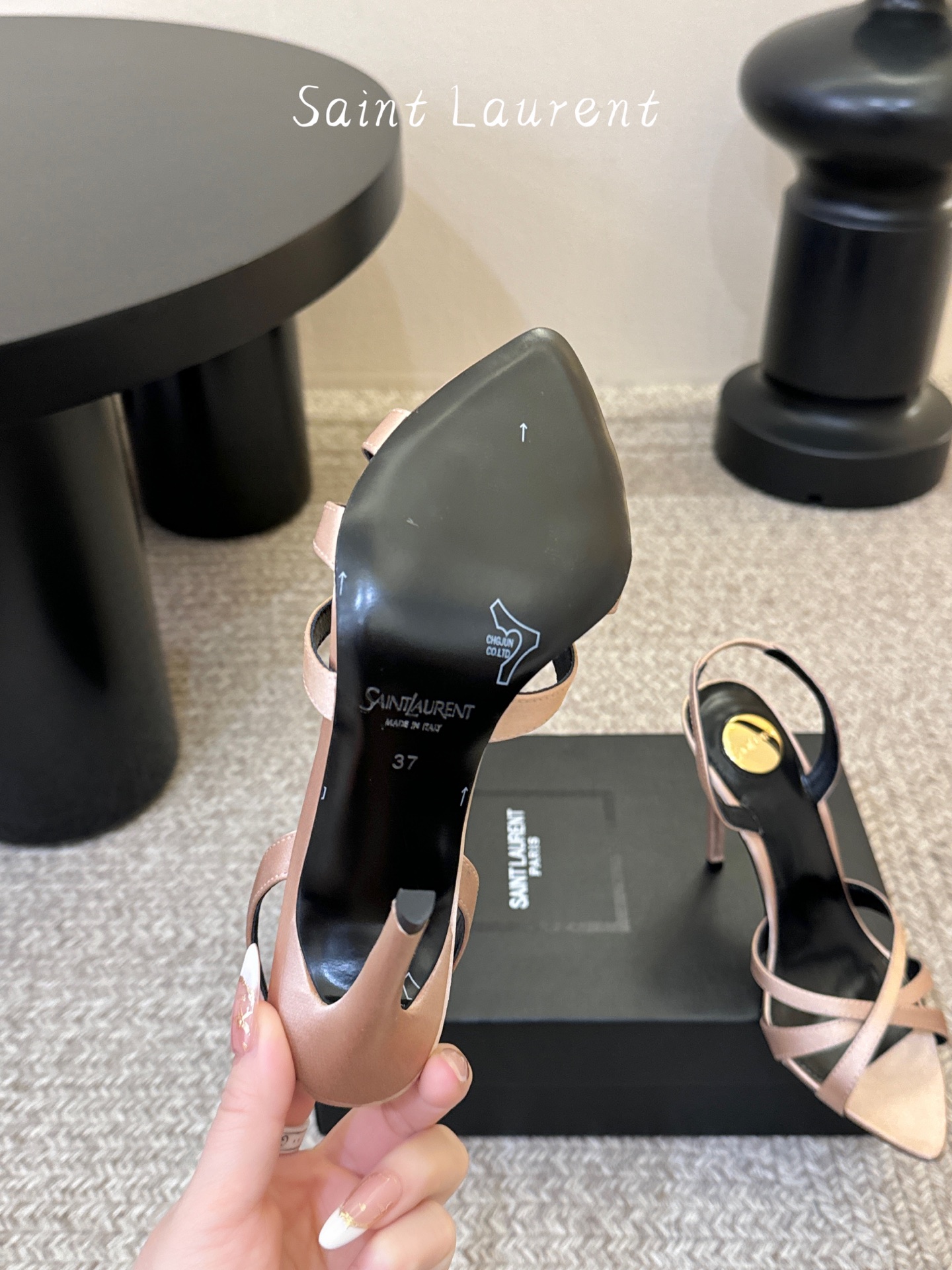 Saint Laurent / YSL圣罗兰金属字母logo高跟凉鞋YSL姐姐的美丽尤物高跟鞋 又是人间